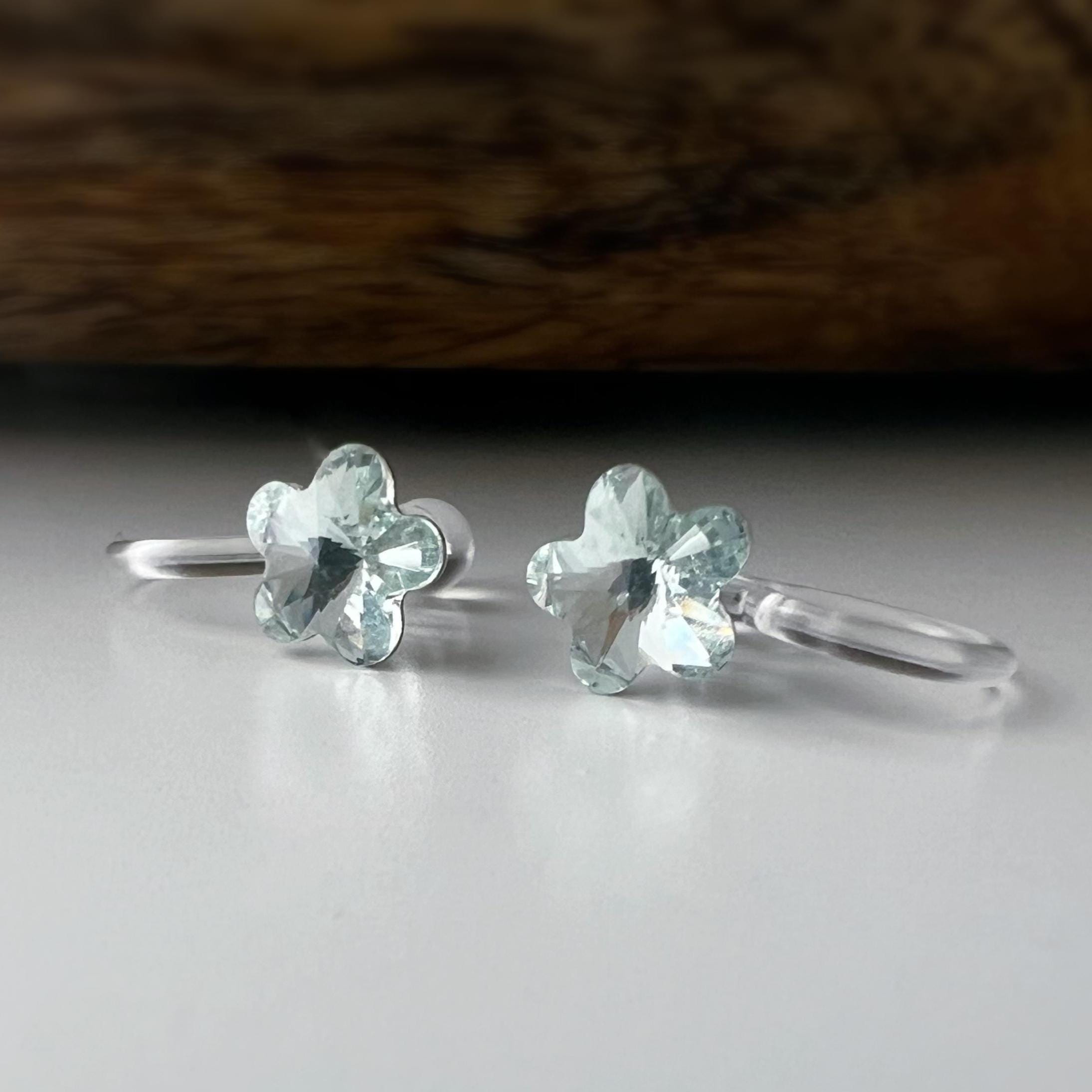Sweet Mini Fleur Cristaux PureCrystal Boucles d’oreilles clip légères et confortables, idéales pour illuminer vos tenues sans perçage.