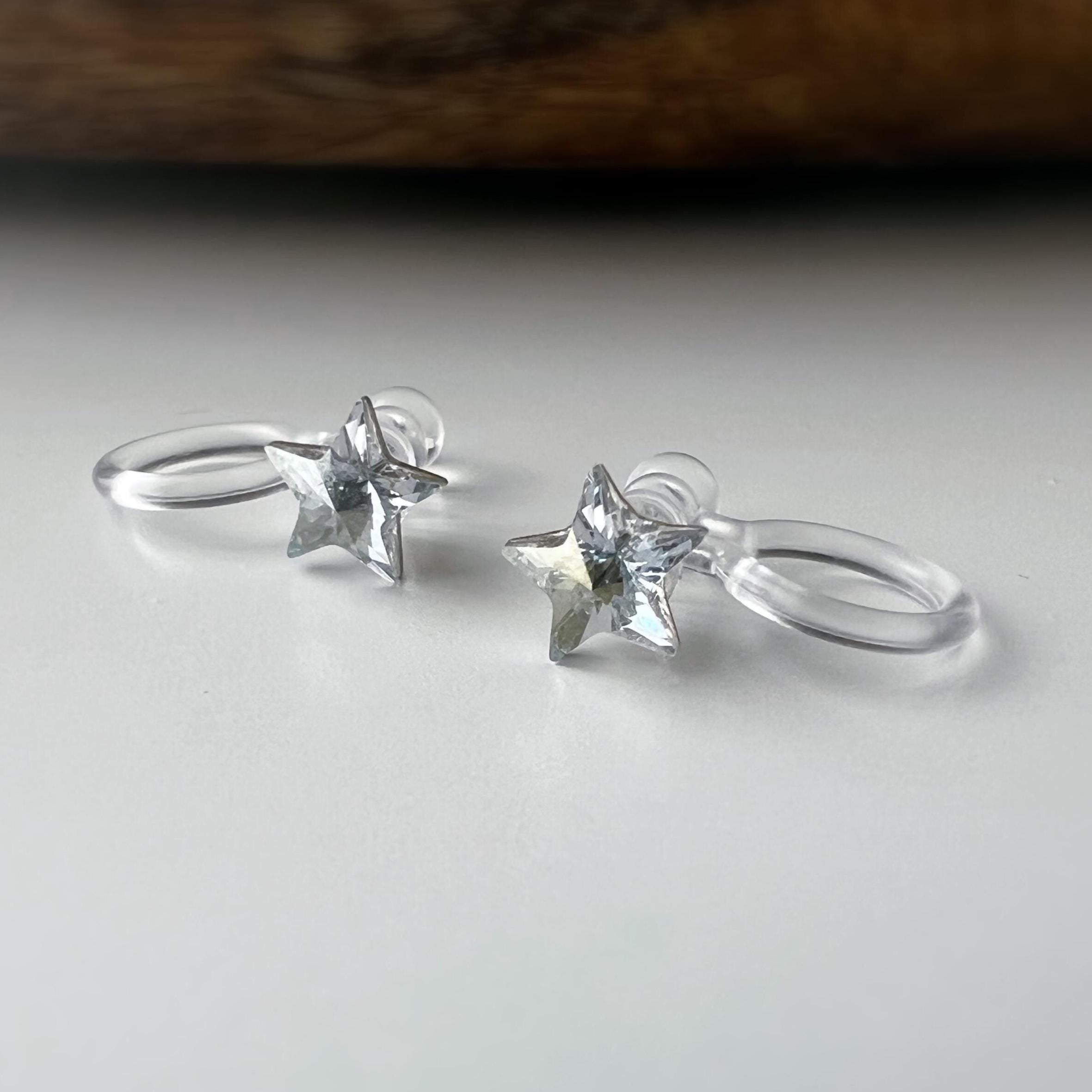 Mini étoile Cristaux PureCrystal Boucles d’oreilles clip légères et confortables, idéales pour illuminer vos tenues sans perçage.