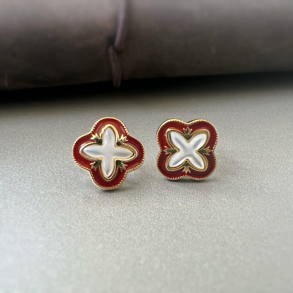 Clips d’oreilles invisibles trèfle à 4 feuilles rouge et doré en nacre blanche – porte-bonheur