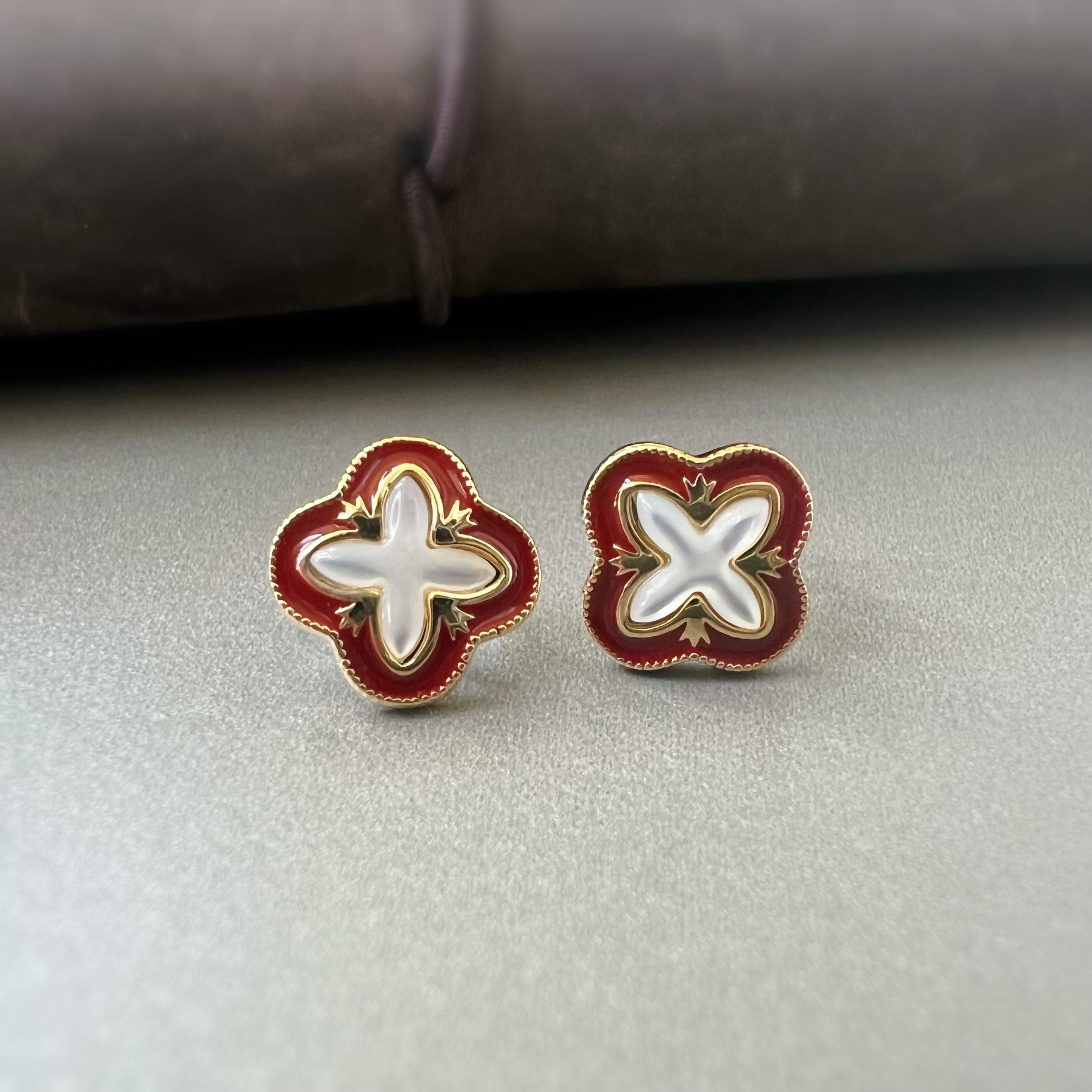 Clips d’oreilles invisibles trèfle à 4 feuilles rouge et doré en nacre blanche – porte-bonheur