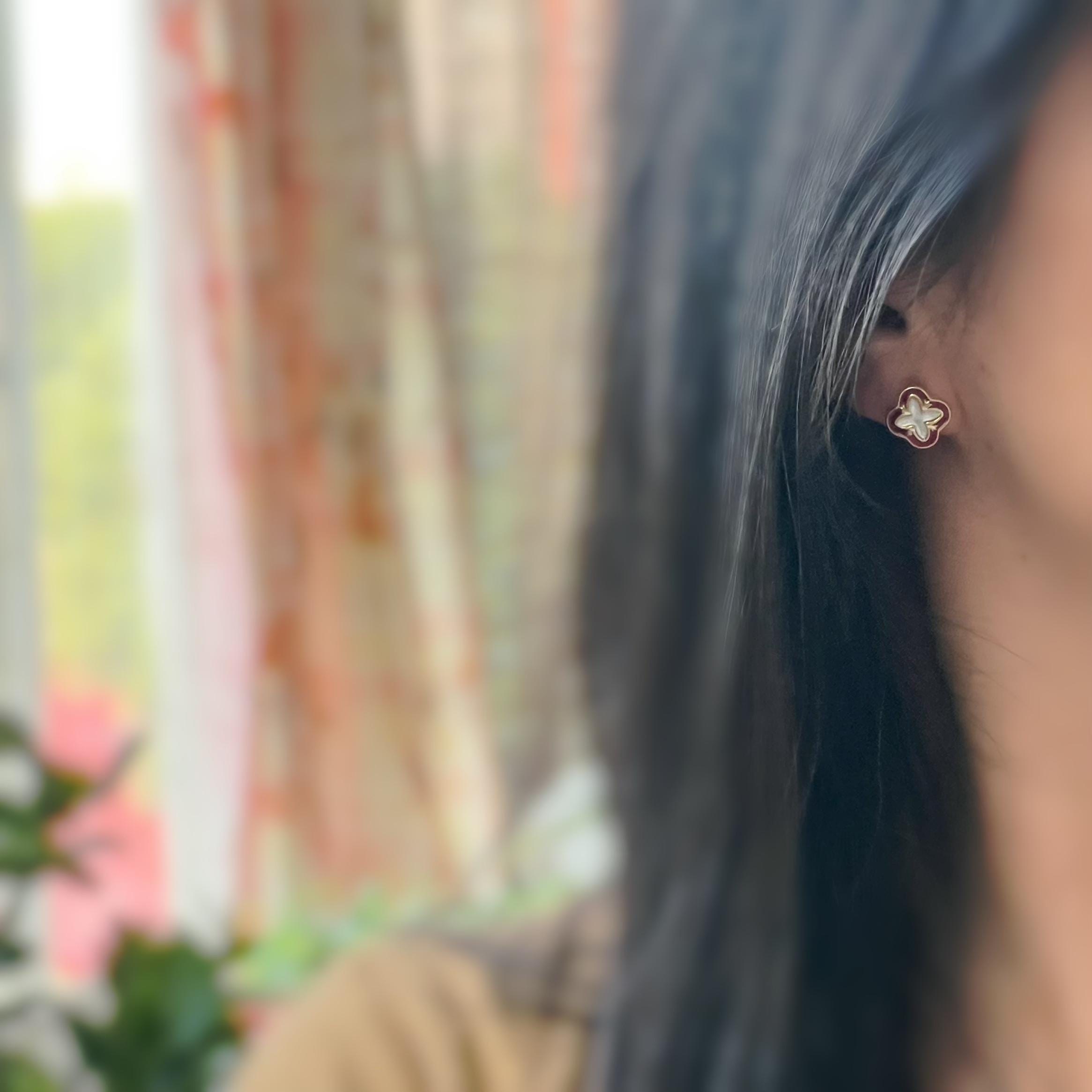 Clips d’oreilles invisibles trèfle à 4 feuilles rouge et doré en nacre blanche – porte-bonheur