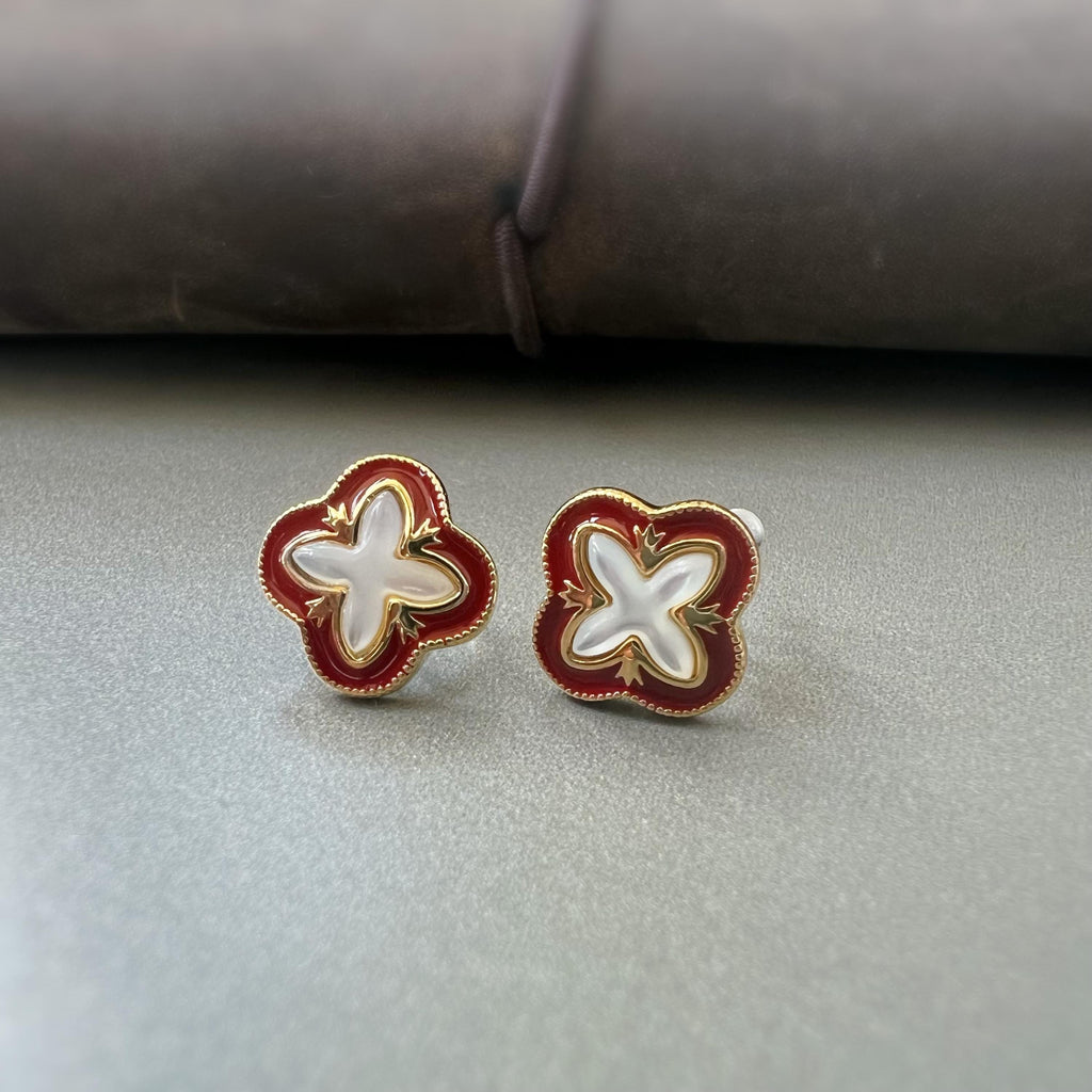 Clips d’oreilles invisibles trèfle à 4 feuilles rouge et doré en nacre blanche – porte-bonheur