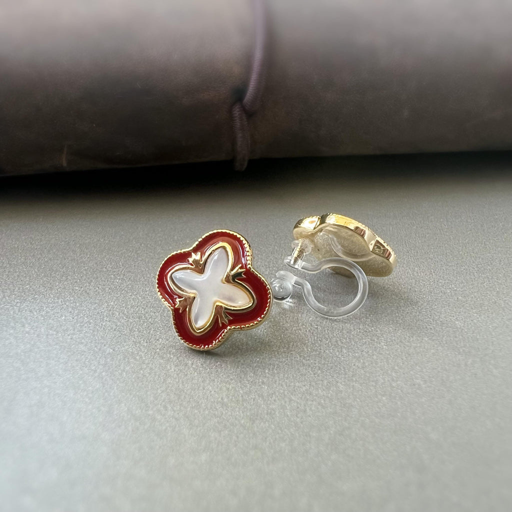 Clips d’oreilles invisibles trèfle à 4 feuilles rouge et doré en nacre blanche – porte-bonheur