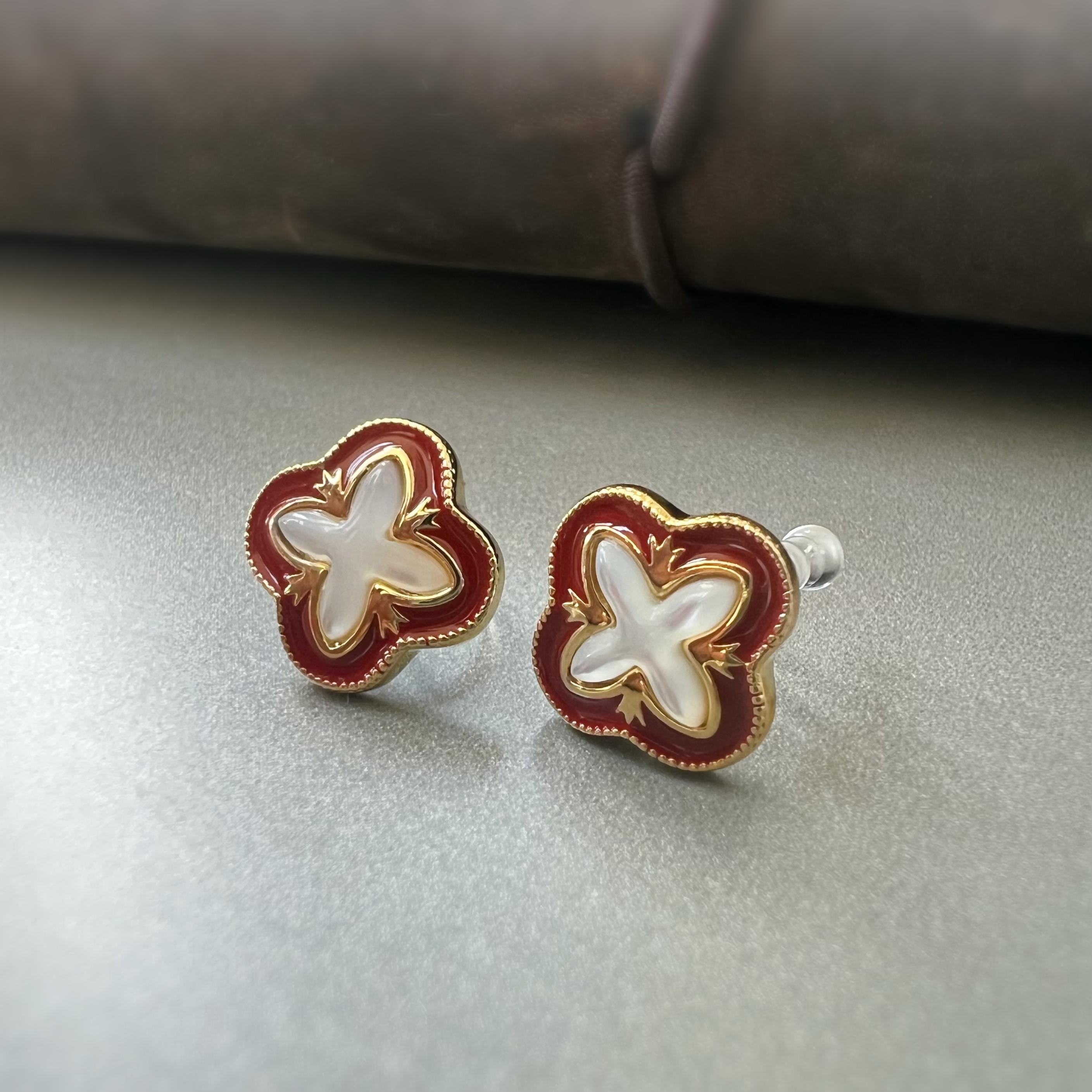 Clips d’oreilles invisibles trèfle à 4 feuilles rouge et doré en nacre blanche – porte-bonheur