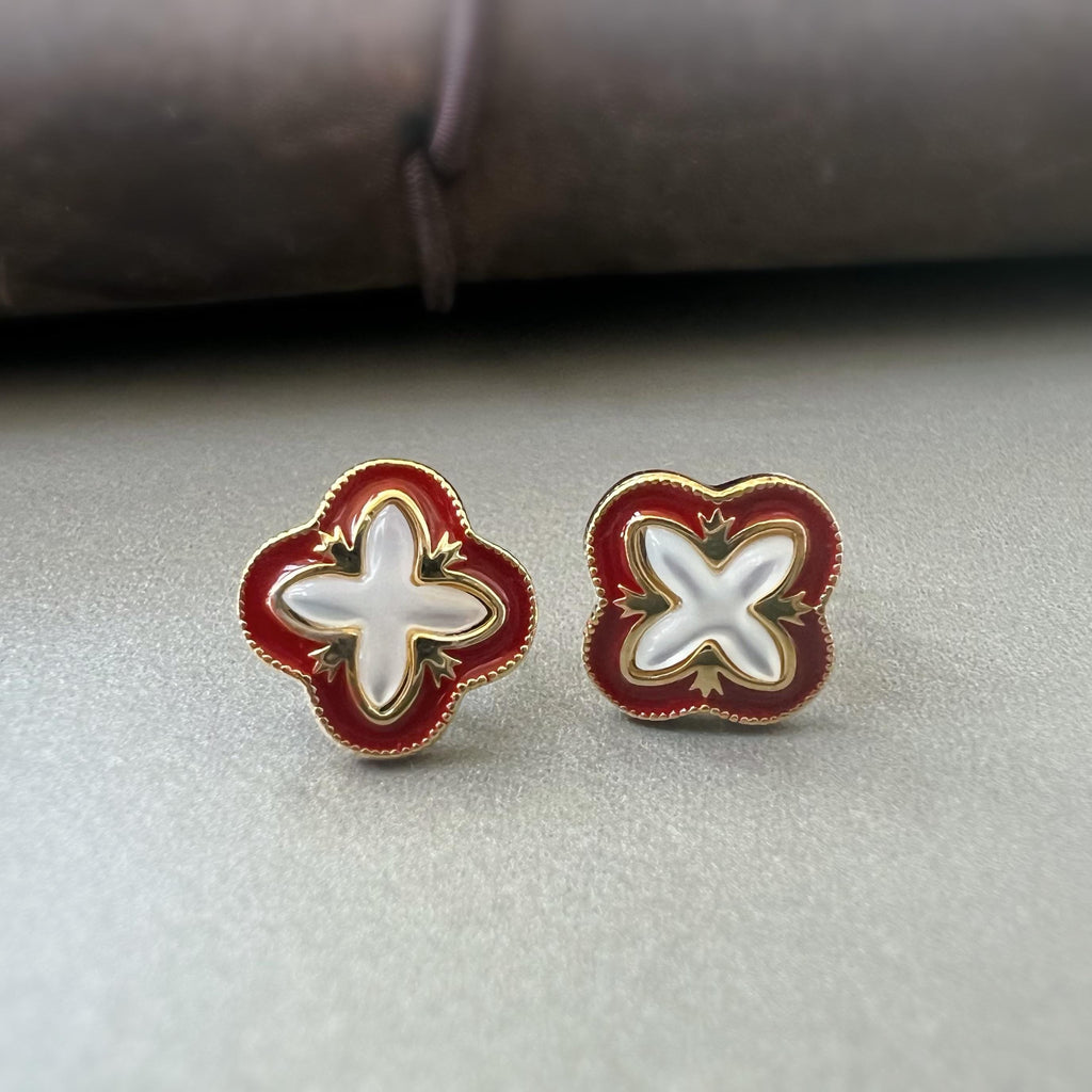 Clips d’oreilles invisibles trèfle à 4 feuilles rouge et doré en nacre blanche – porte-bonheur