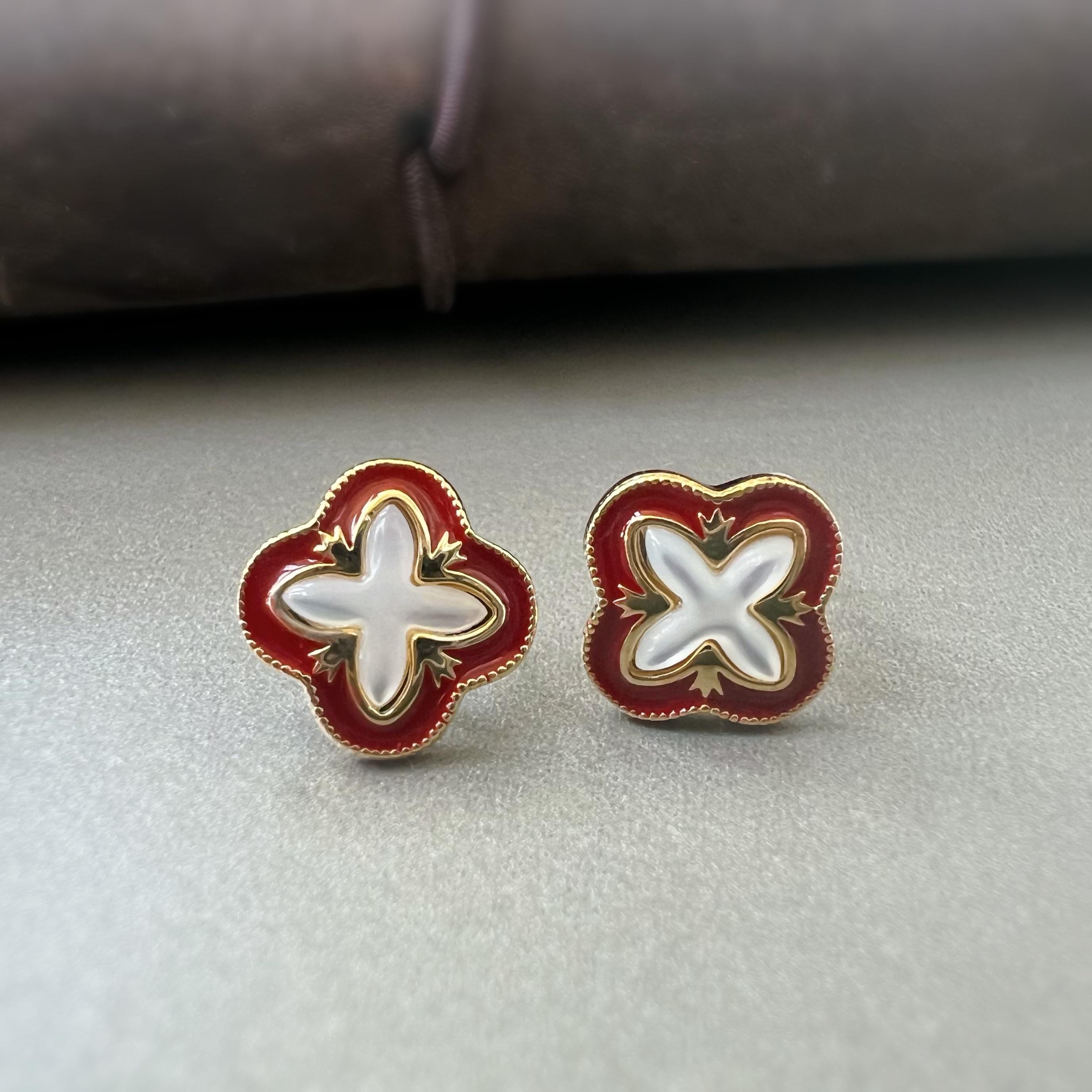 Clips d’oreilles invisibles trèfle à 4 feuilles rouge et doré en nacre blanche – porte-bonheur