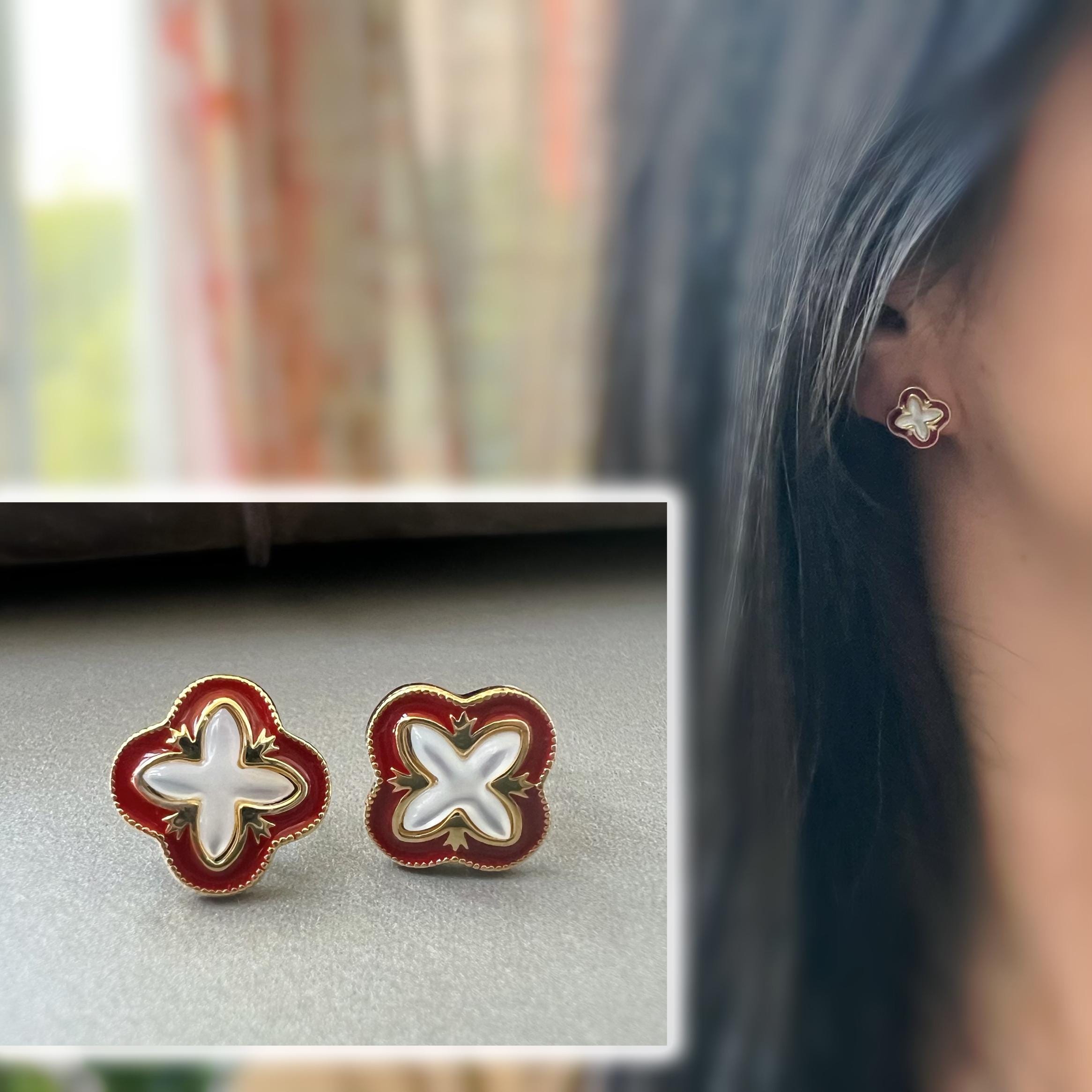 Clips d’oreilles invisibles trèfle à 4 feuilles rouge et doré en nacre blanche – porte-bonheur