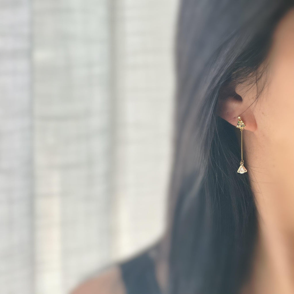 Boucles d’oreilles CLIPS dorées Sapin de Noël & cristal triangulaire – longues, sans perçage, élégantes et scintillantes