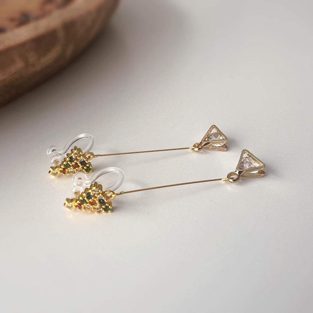 Boucles d’oreilles CLIPS dorées Sapin de Noël & cristal triangulaire – longues, sans perçage, élégantes et scintillantes
