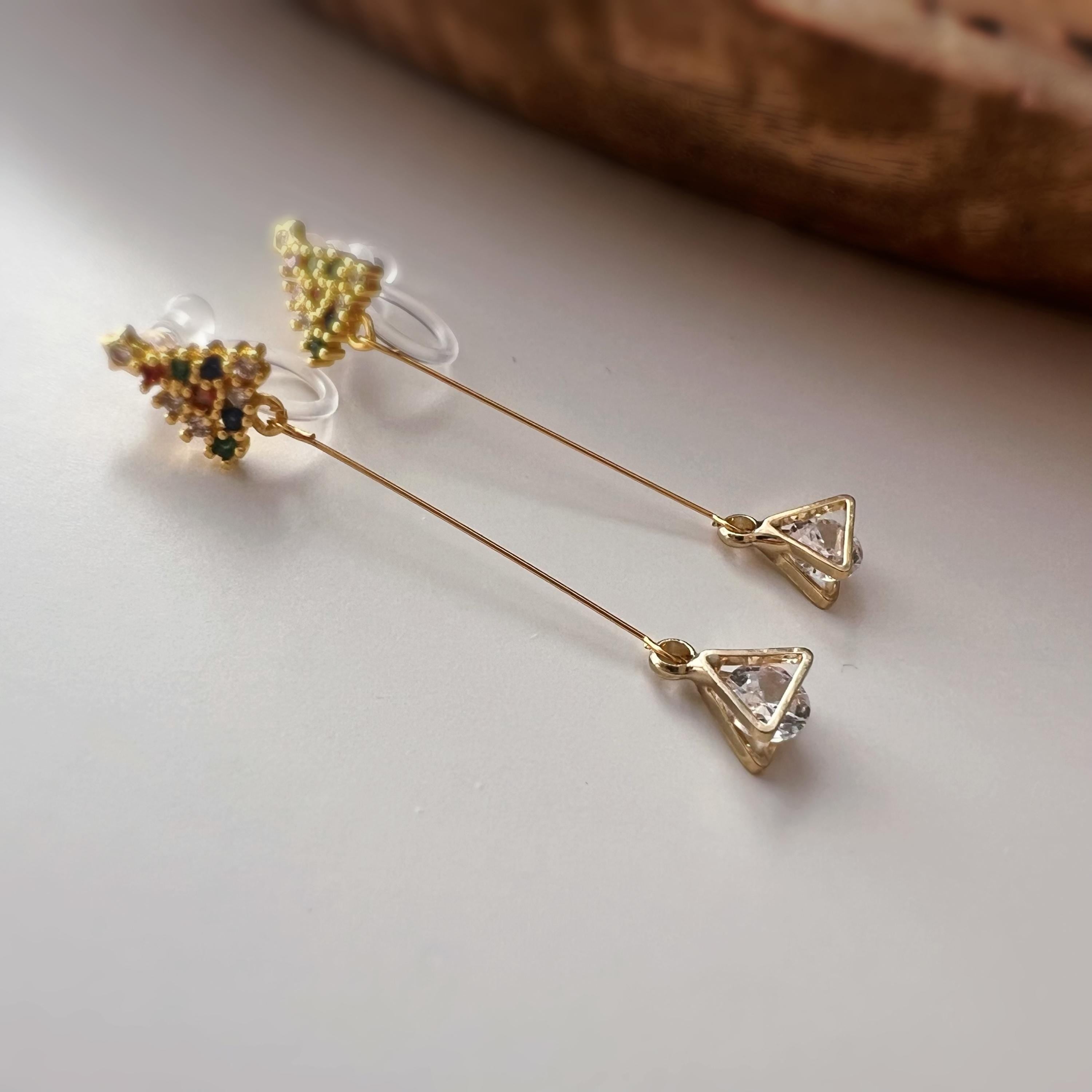 Boucles d’oreilles CLIPS dorées Sapin de Noël & cristal triangulaire – longues, sans perçage, élégantes et scintillantes