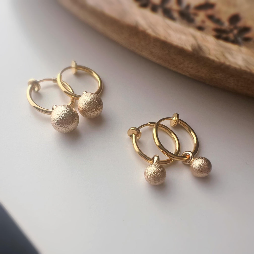 2-EN-1 Boucles d’oreilles CLIPS Créoles dorées & boule mate – Élégantes clips d’oreilles sans perçage