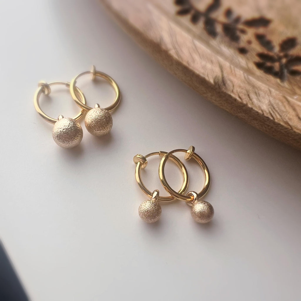 2-EN-1 Boucles d’oreilles CLIPS Créoles dorées & boule mate – Élégantes clips d’oreilles sans perçage