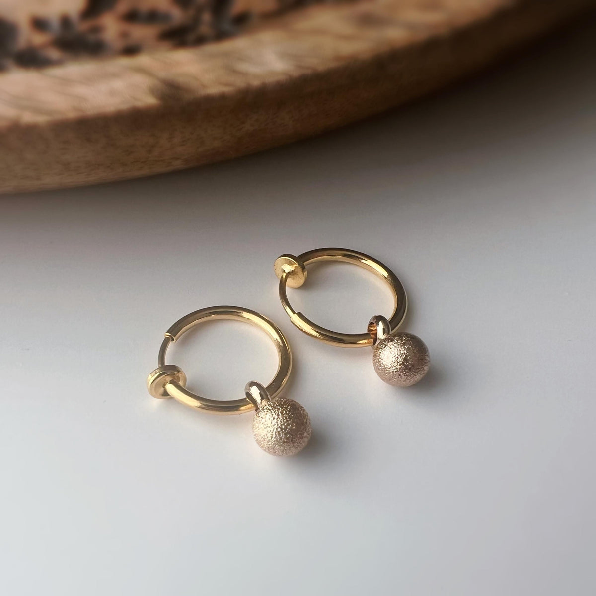 2-EN-1 Boucles d’oreilles CLIPS Créoles dorées & boule mate – Élégantes clips d’oreilles sans perçage