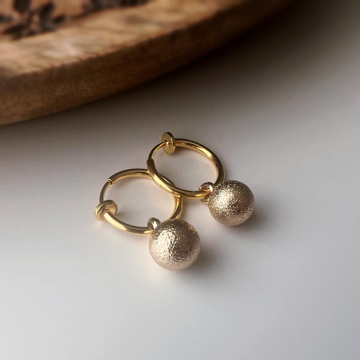 2-EN-1 Boucles d’oreilles CLIPS Créoles dorées & boule mate – Élégantes clips d’oreilles sans perçage