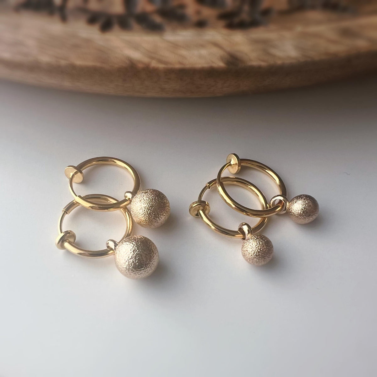 2-EN-1 Boucles d’oreilles CLIPS Créoles dorées & boule mate – Élégantes clips d’oreilles sans perçage