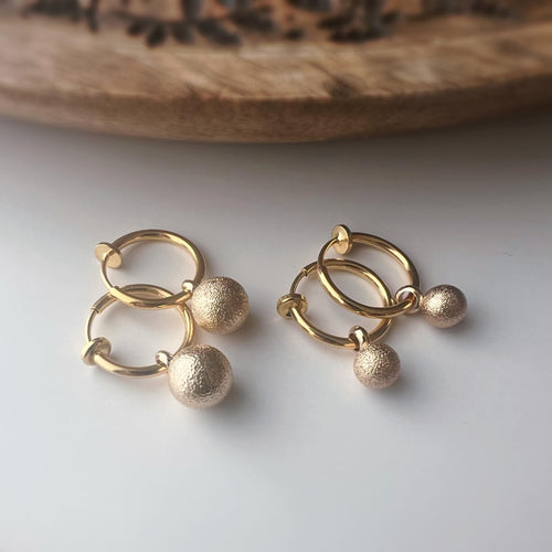 2-EN-1 Boucles d’oreilles CLIPS Créoles dorées & boule mate – Élégantes clips d’oreilles sans perçage
