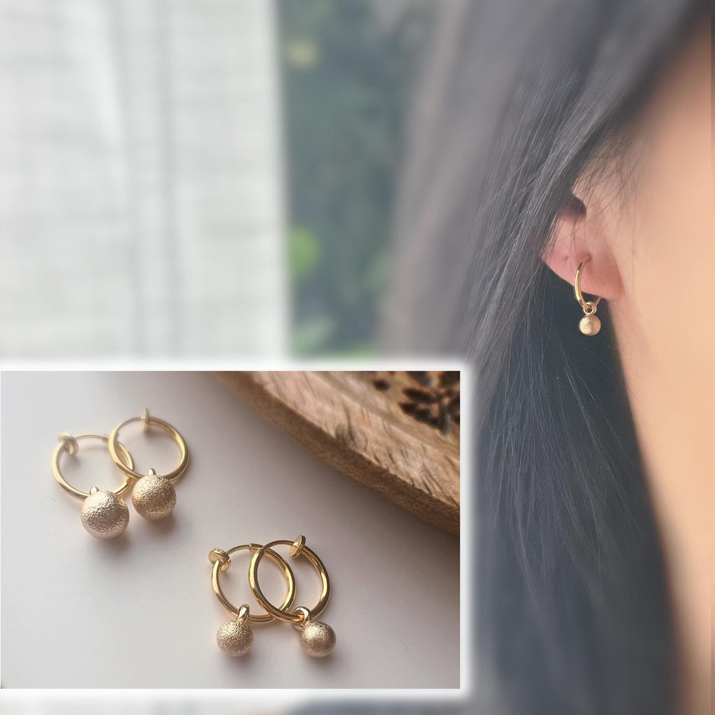 2-EN-1 Boucles d’oreilles CLIPS Créoles dorées & boule mate – Élégantes clips d’oreilles sans perçage