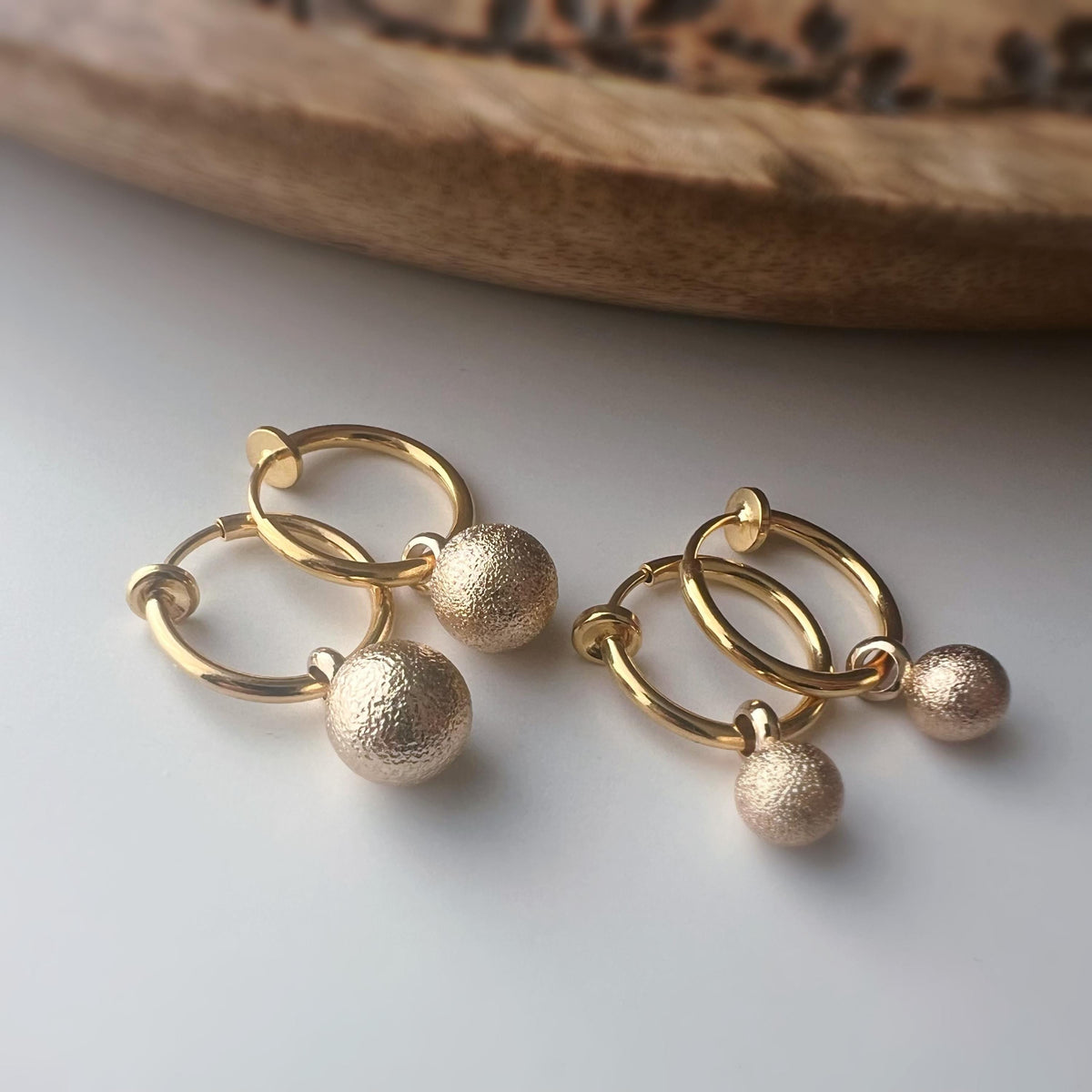 2-EN-1 Boucles d’oreilles CLIPS Créoles dorées & boule mate – Élégantes clips d’oreilles sans perçage