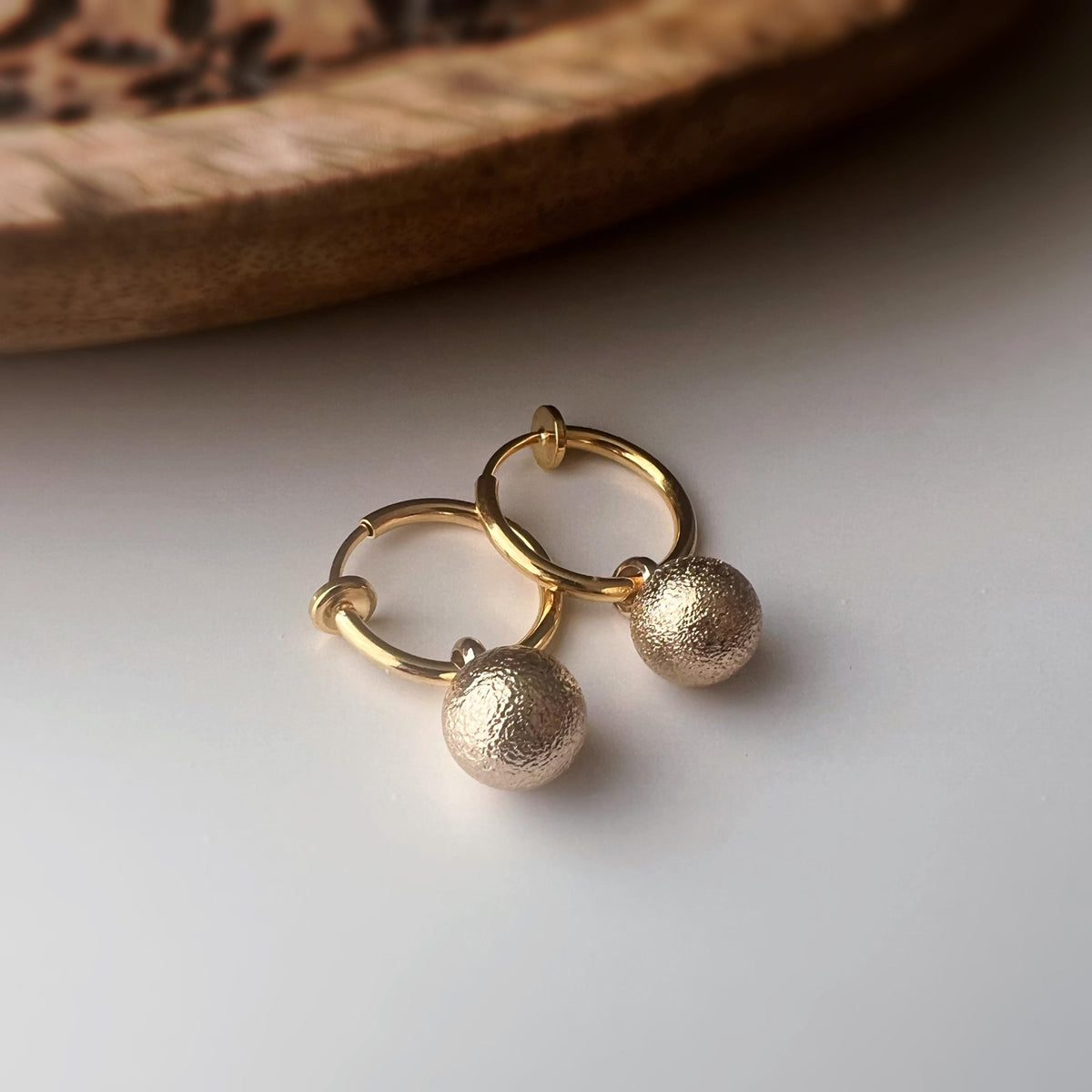 2-EN-1 Boucles d’oreilles CLIPS Créoles dorées & boule mate – Élégantes clips d’oreilles sans perçage