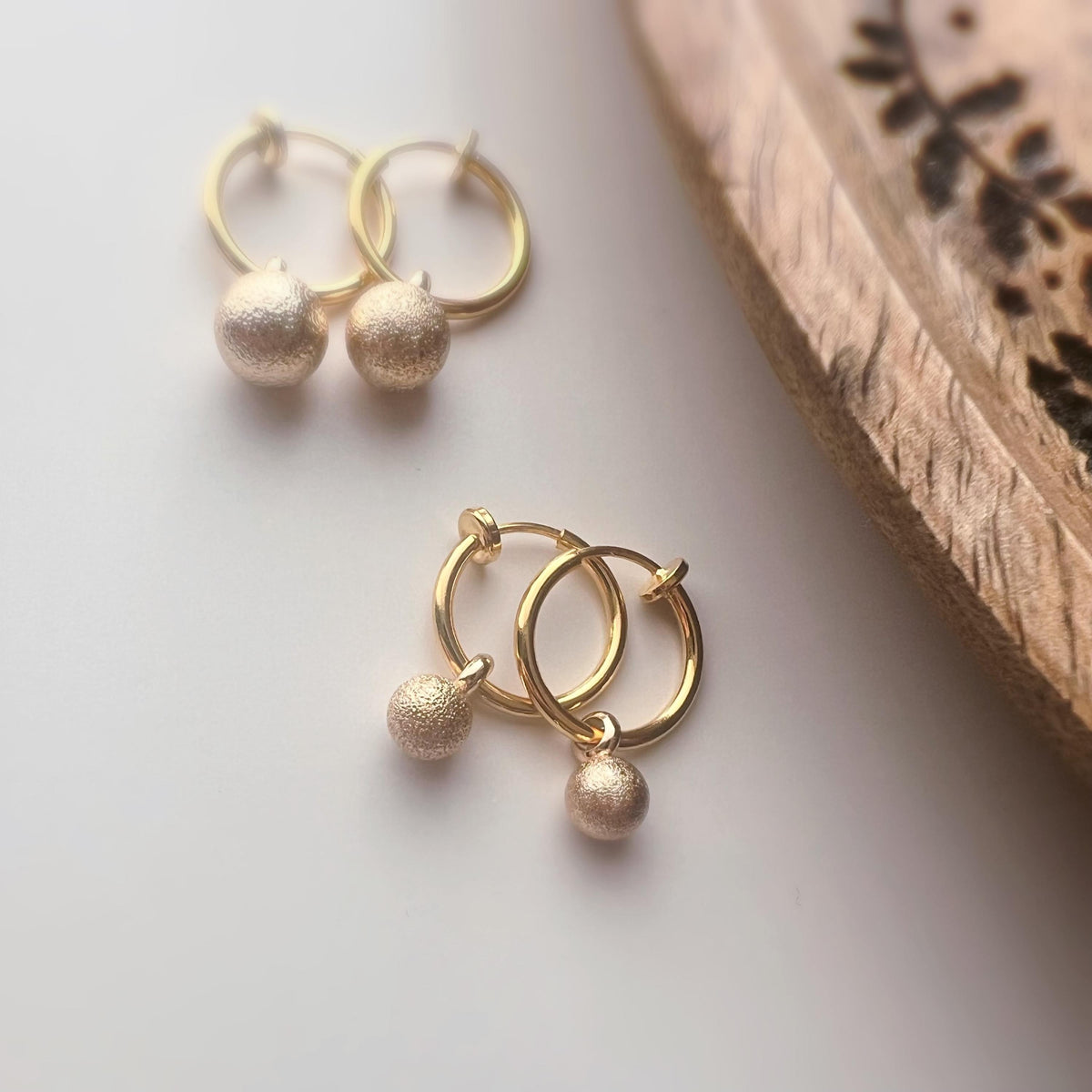 2-EN-1 Boucles d’oreilles CLIPS Créoles dorées & boule mate – Élégantes clips d’oreilles sans perçage