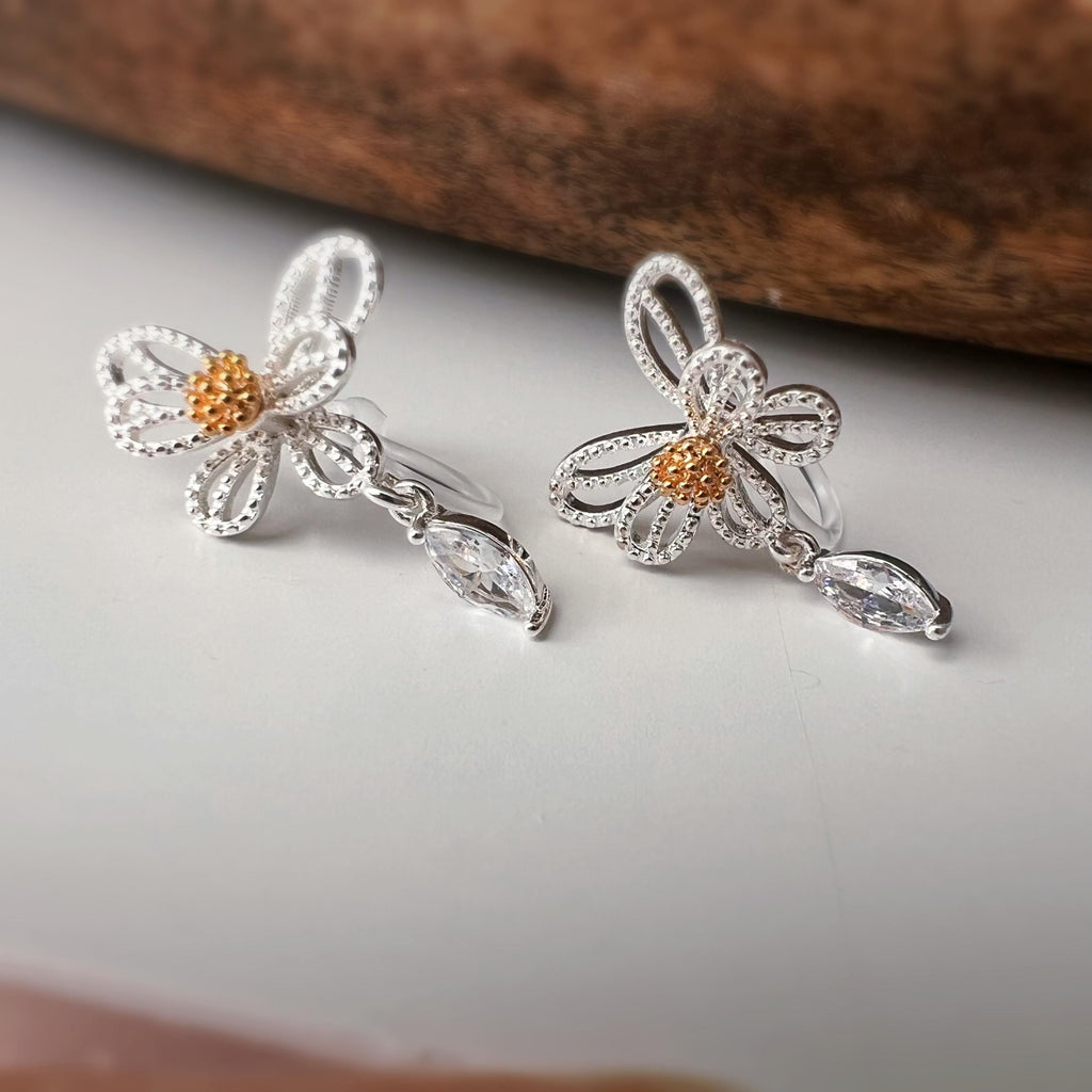 Clips d’oreilles fleur argentée – Zircon goutte – Sans perçage, élégantes et légères