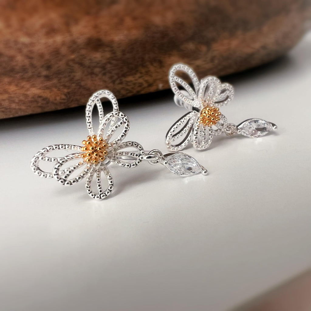 Clips d’oreilles fleur argentée – Zircon goutte – Sans perçage, élégantes et légères