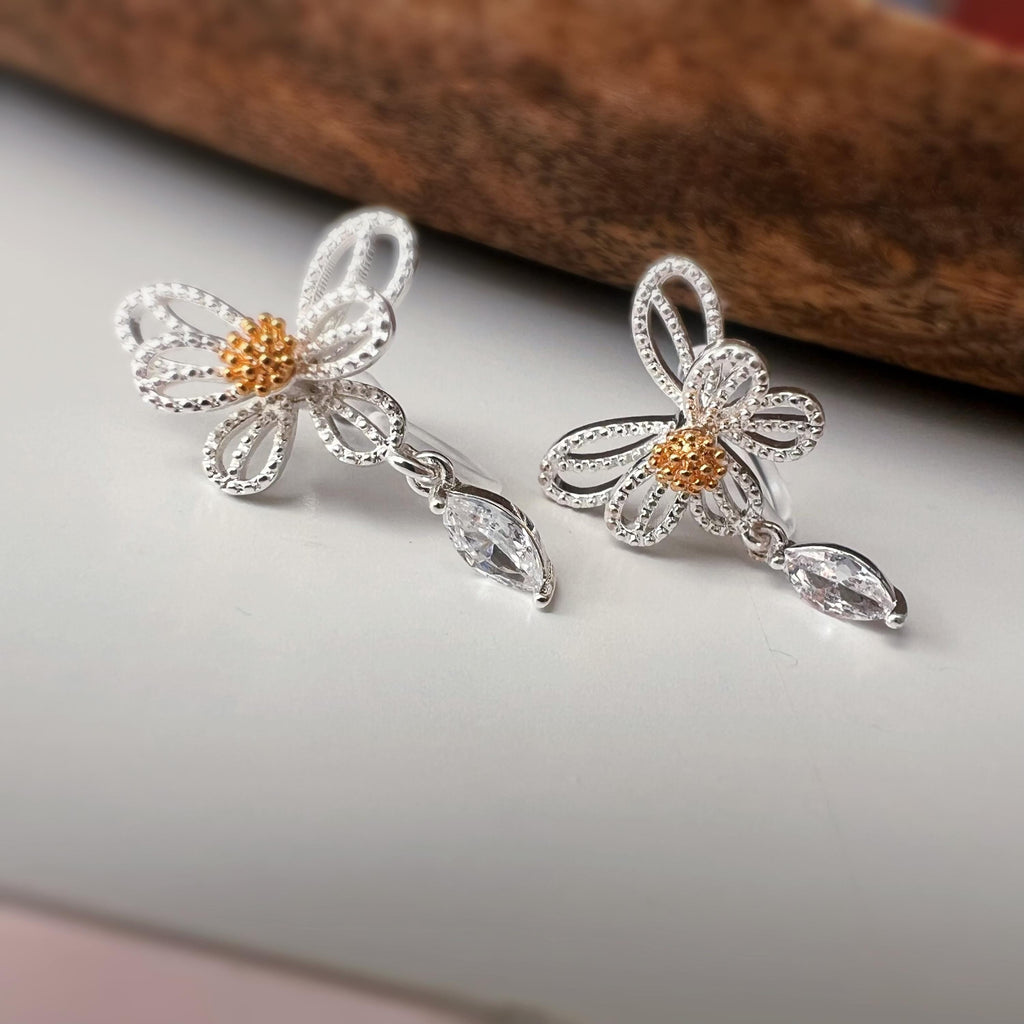 Clips d’oreilles fleur argentée – Zircon goutte – Sans perçage, élégantes et légères