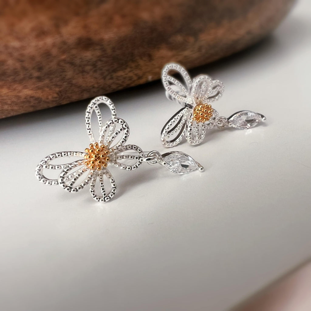 Clips d’oreilles fleur argentée – Zircon goutte – Sans perçage, élégantes et légères