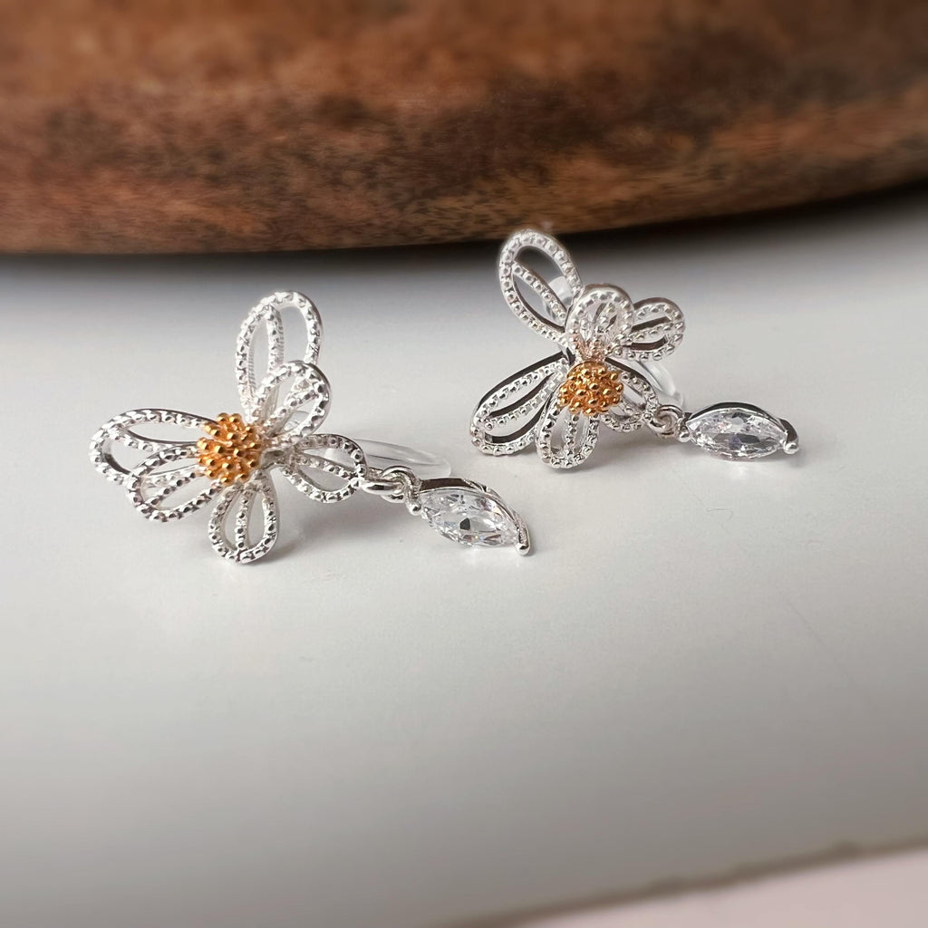 Clips d’oreilles fleur argentée – Zircon goutte – Sans perçage, élégantes et légères