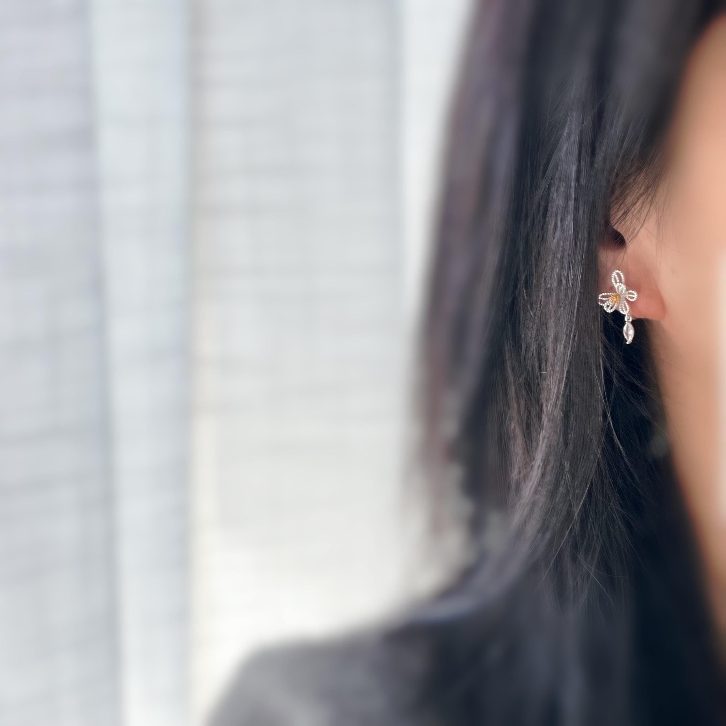 Clips d’oreilles fleur argentée – Zircon goutte – Sans perçage, élégantes et légères