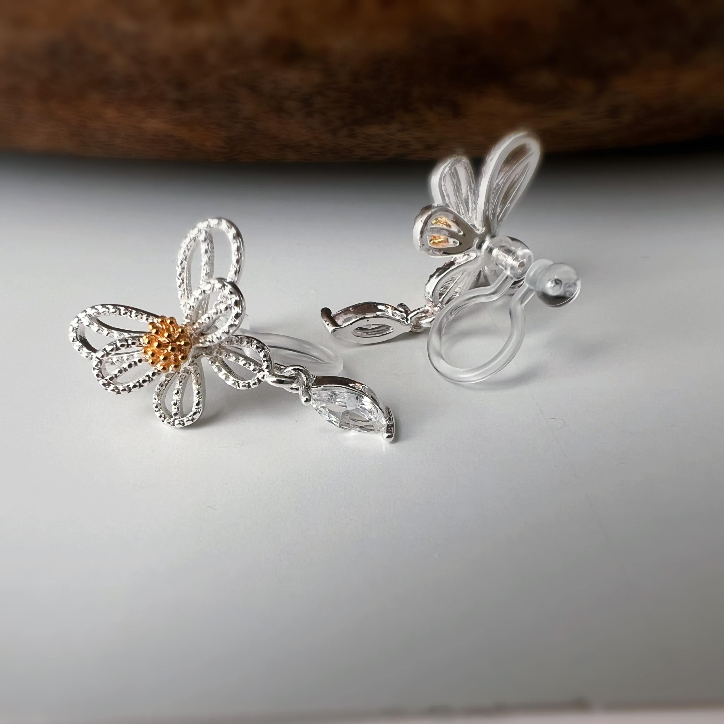 Clips d’oreilles fleur argentée – Zircon goutte – Sans perçage, élégantes et légères