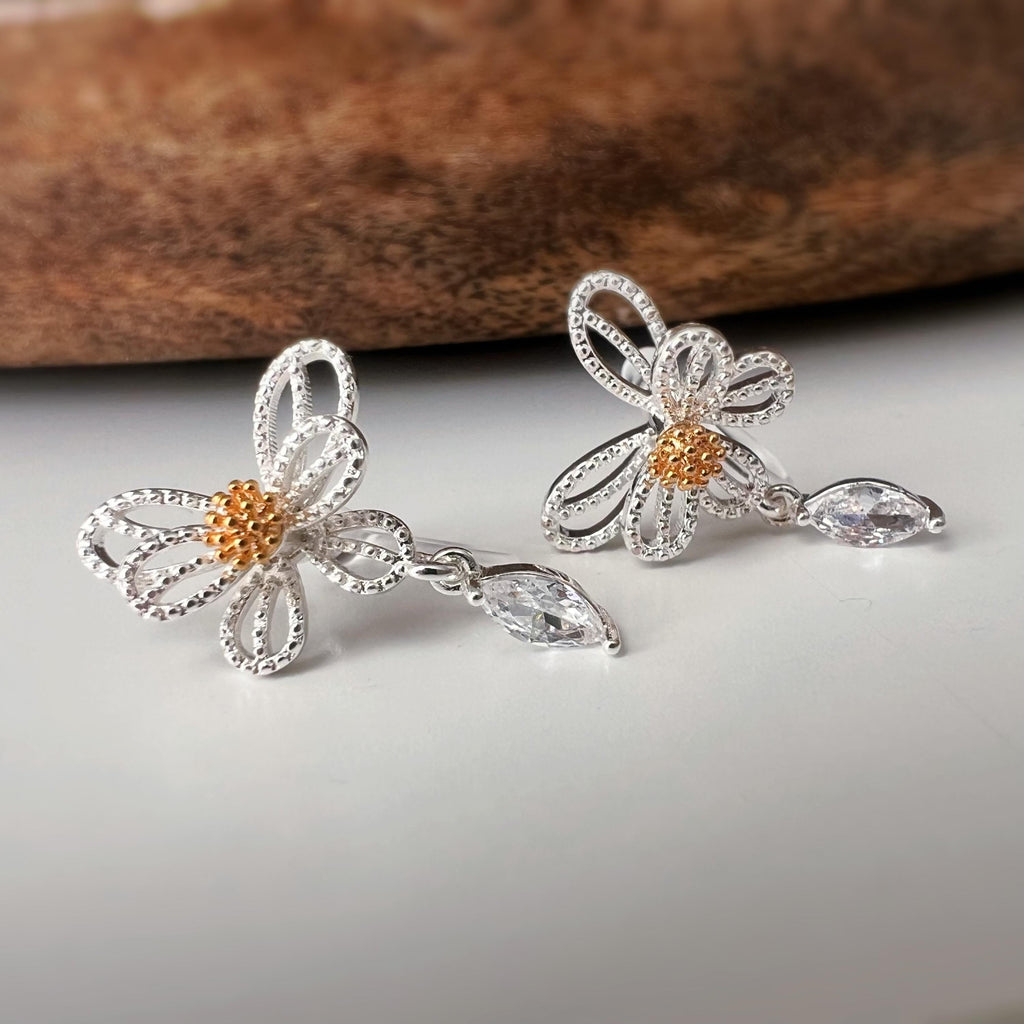 Clips d’oreilles fleur argentée – Zircon goutte – Sans perçage, élégantes et légères