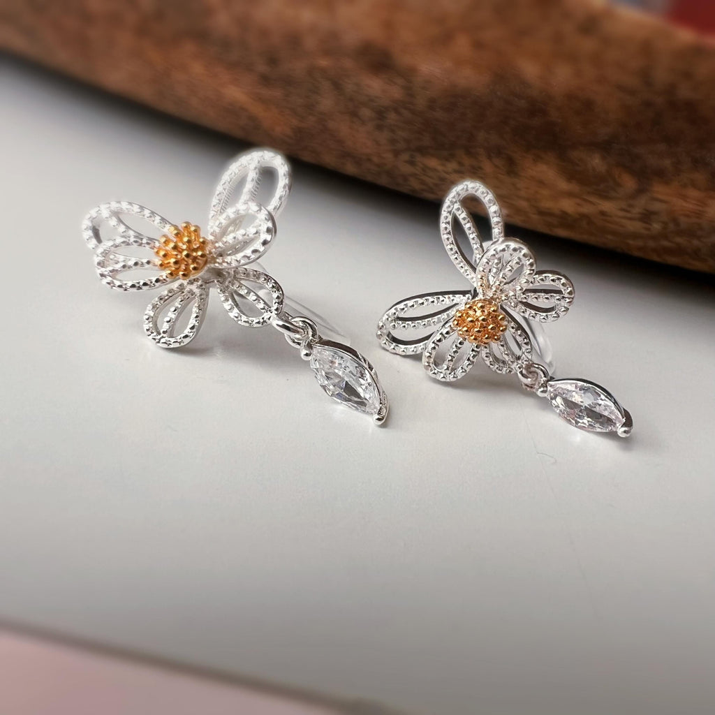 Clips d’oreilles fleur argentée – Zircon goutte – Sans perçage, élégantes et légères