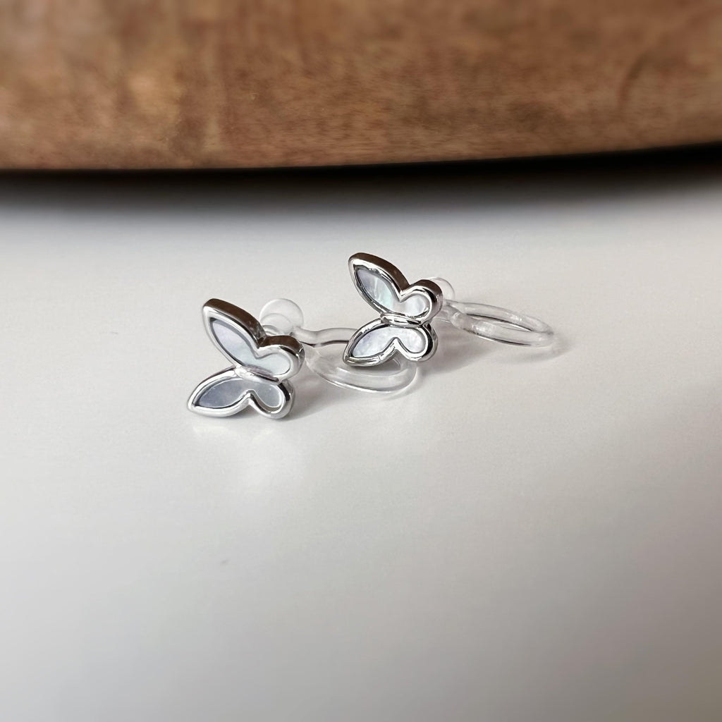 Mini CLIPS d'oreilles invisibles couleur Or petit papillon nacre blanche Boucles d'oreilles délicat minimaliste
