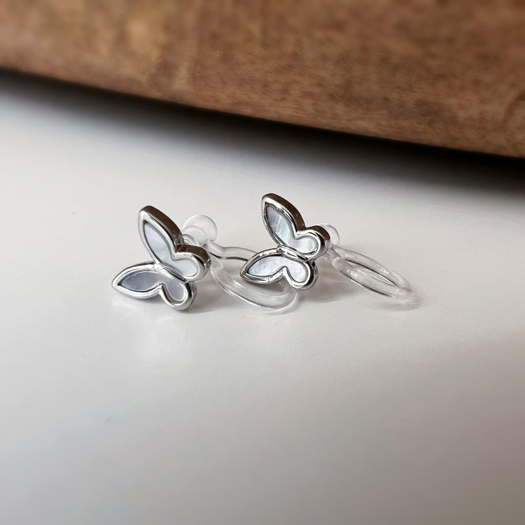 Mini CLIPS d'oreilles invisibles couleur Or petit papillon nacre blanche Boucles d'oreilles délicat minimaliste