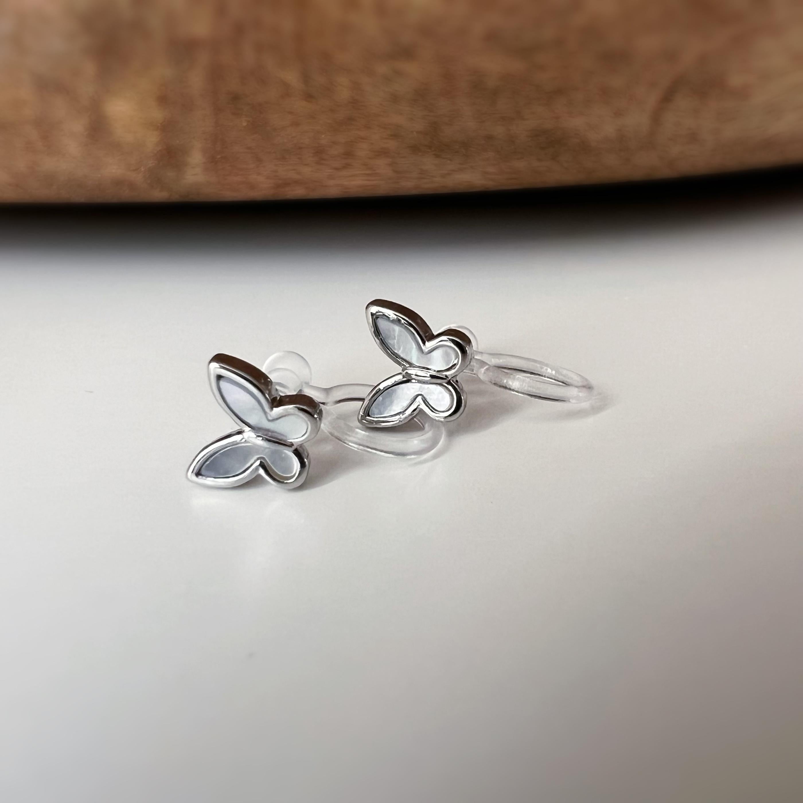 Mini CLIPS d'oreilles invisibles couleur Or petit papillon nacre blanche Boucles d'oreilles délicat minimaliste