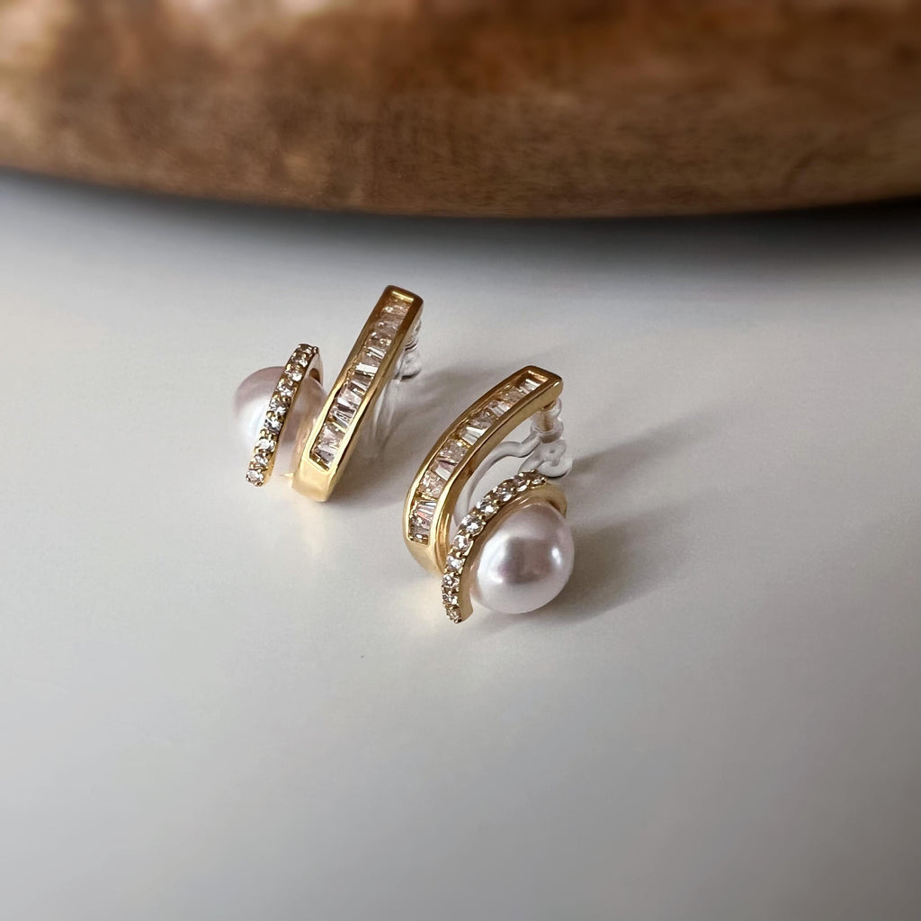 Clips d’oreilles double ligne zircon avec perle blanche – couleur or / argent– Style élégant