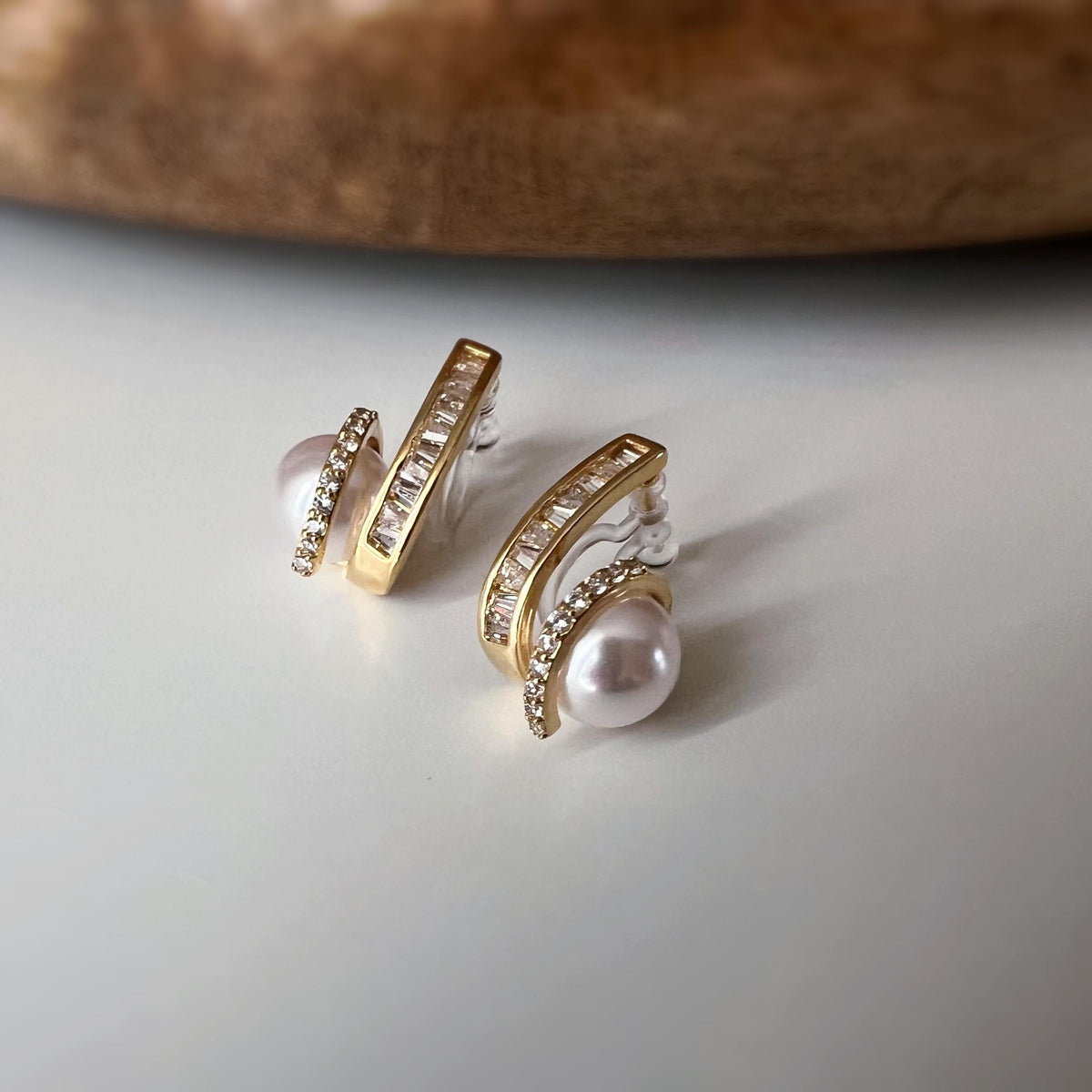 Clips d’oreilles double ligne zircon avec perle blanche – couleur or / argent– Style élégant