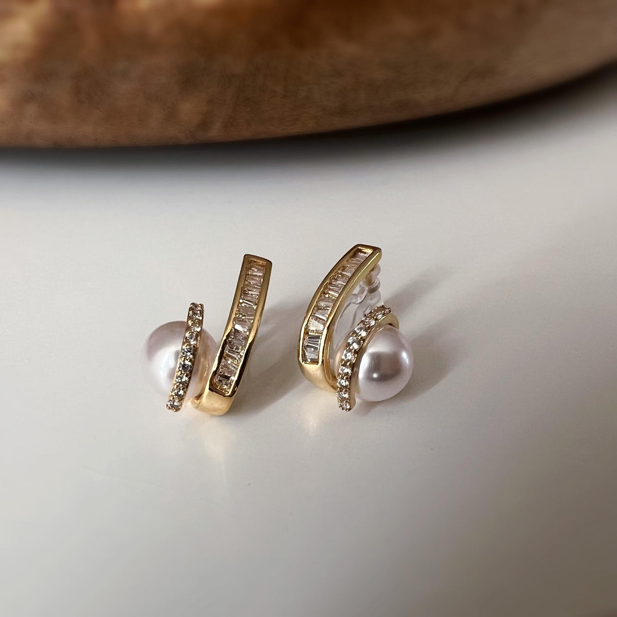 Clips d’oreilles double ligne zircon avec perle blanche – couleur or / argent– Style élégant