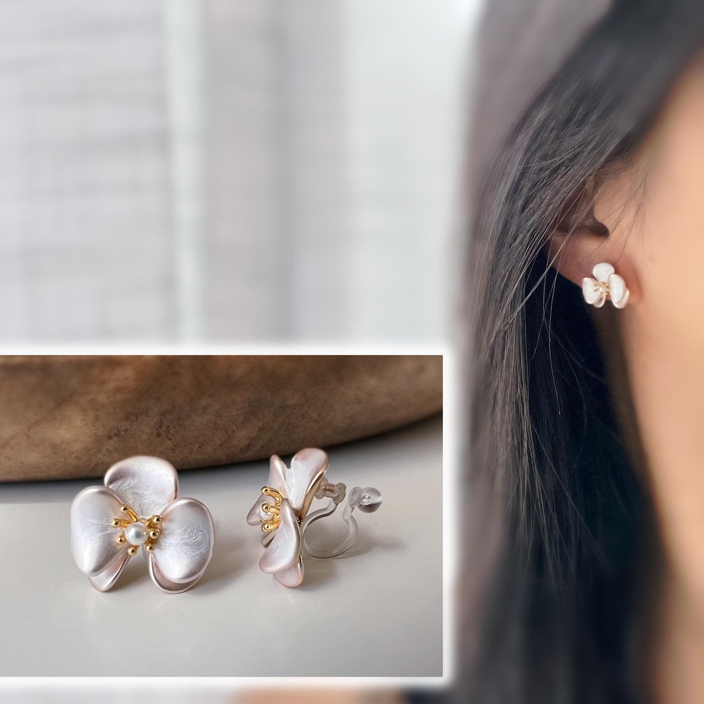 Clips d’oreilles fleur effet crème nacré avec perles – couleur or – Clips d’oreilles sans perçage élégants