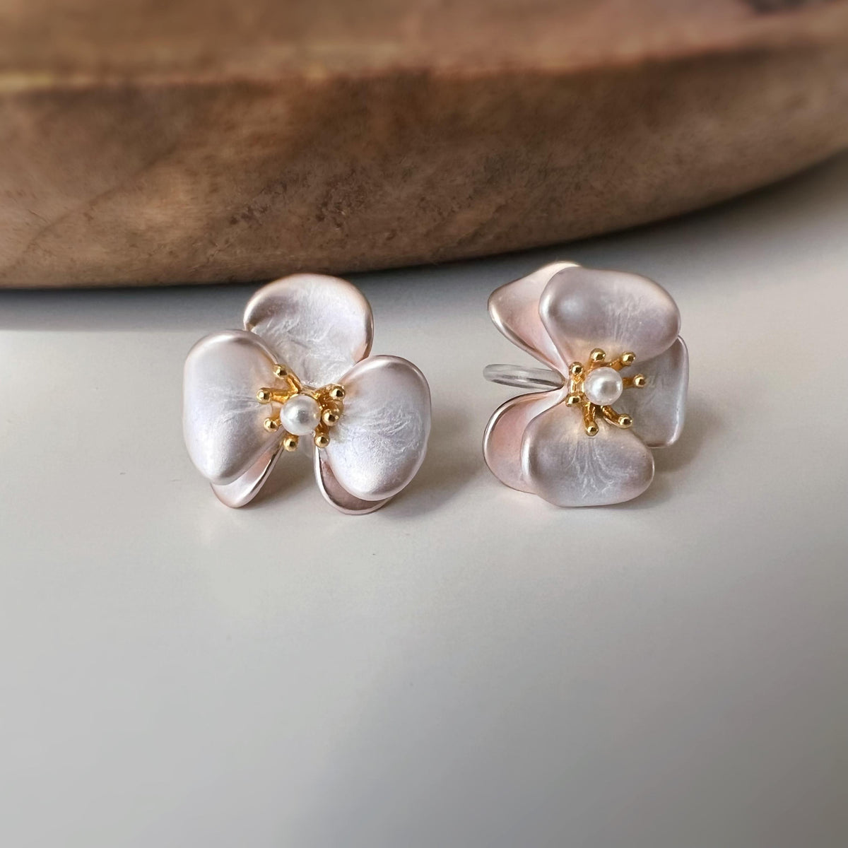 Clips d’oreilles fleur effet crème nacré avec perles – couleur or – Clips d’oreilles sans perçage élégants