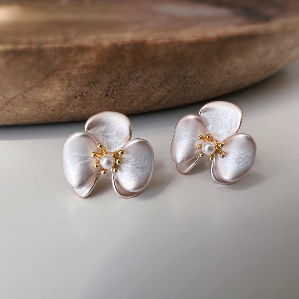 Clips d’oreilles fleur effet crème nacré avec perles – couleur or – Clips d’oreilles sans perçage élégants
