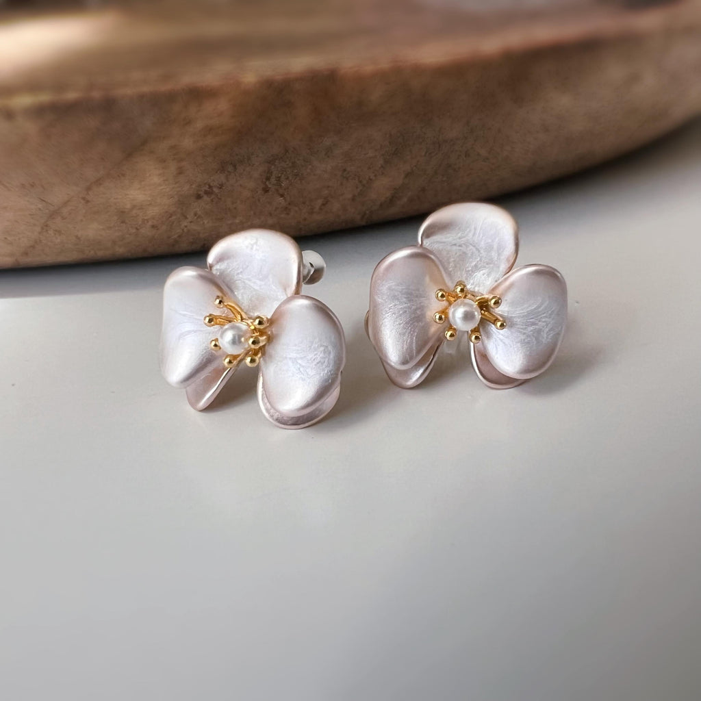 Clips d’oreilles fleur effet crème nacré avec perles – couleur or – Clips d’oreilles sans perçage élégants