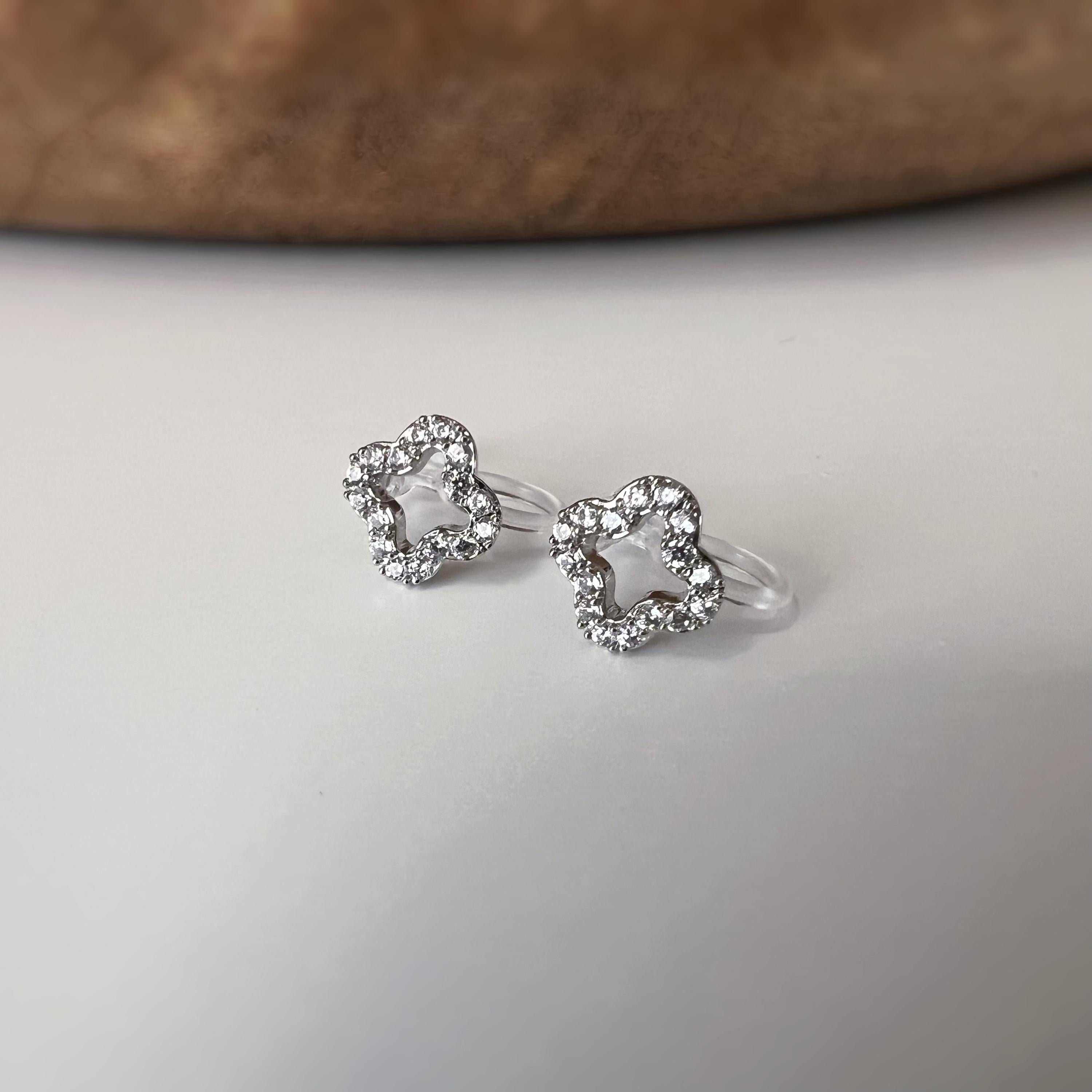 Clips d’oreilles sans perçage fleur strass couleur or et couleur argent – petites boucles clips élégantes en résine transparente