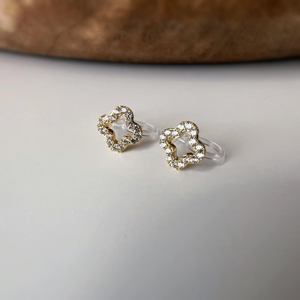 Clips d’oreilles sans perçage fleur strass couleur or et couleur argent – petites boucles clips élégantes en résine transparente