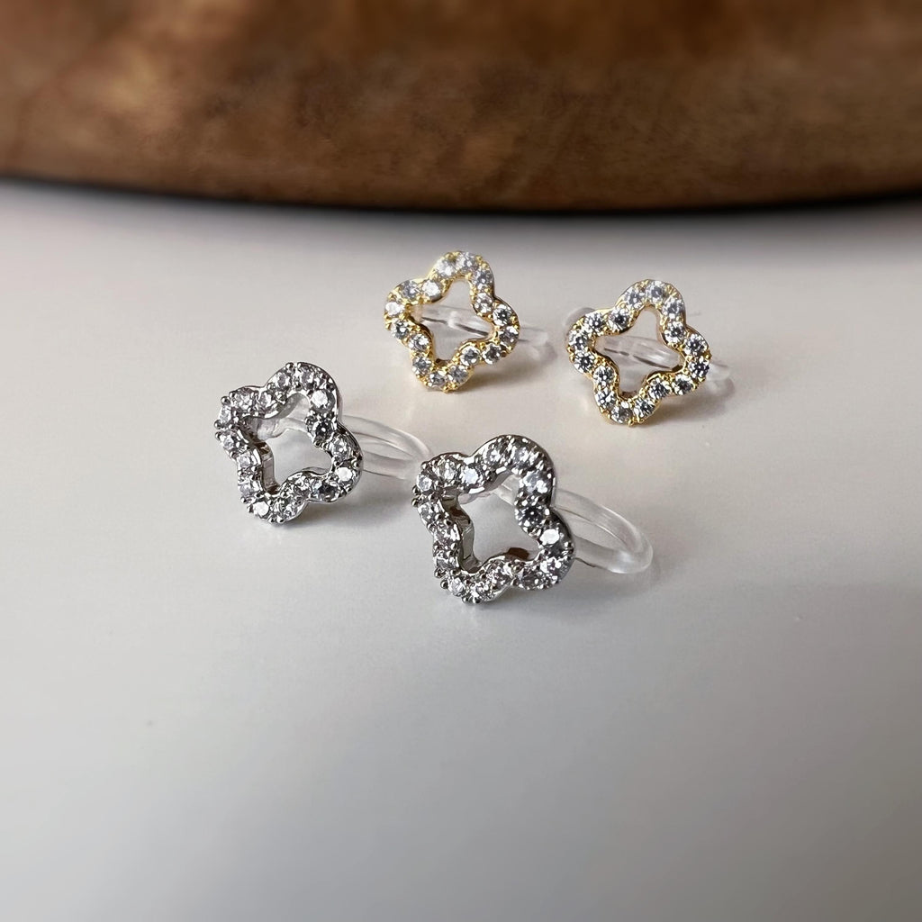 Clips d’oreilles sans perçage fleur strass couleur or et couleur argent – petites boucles clips élégantes en résine transparente