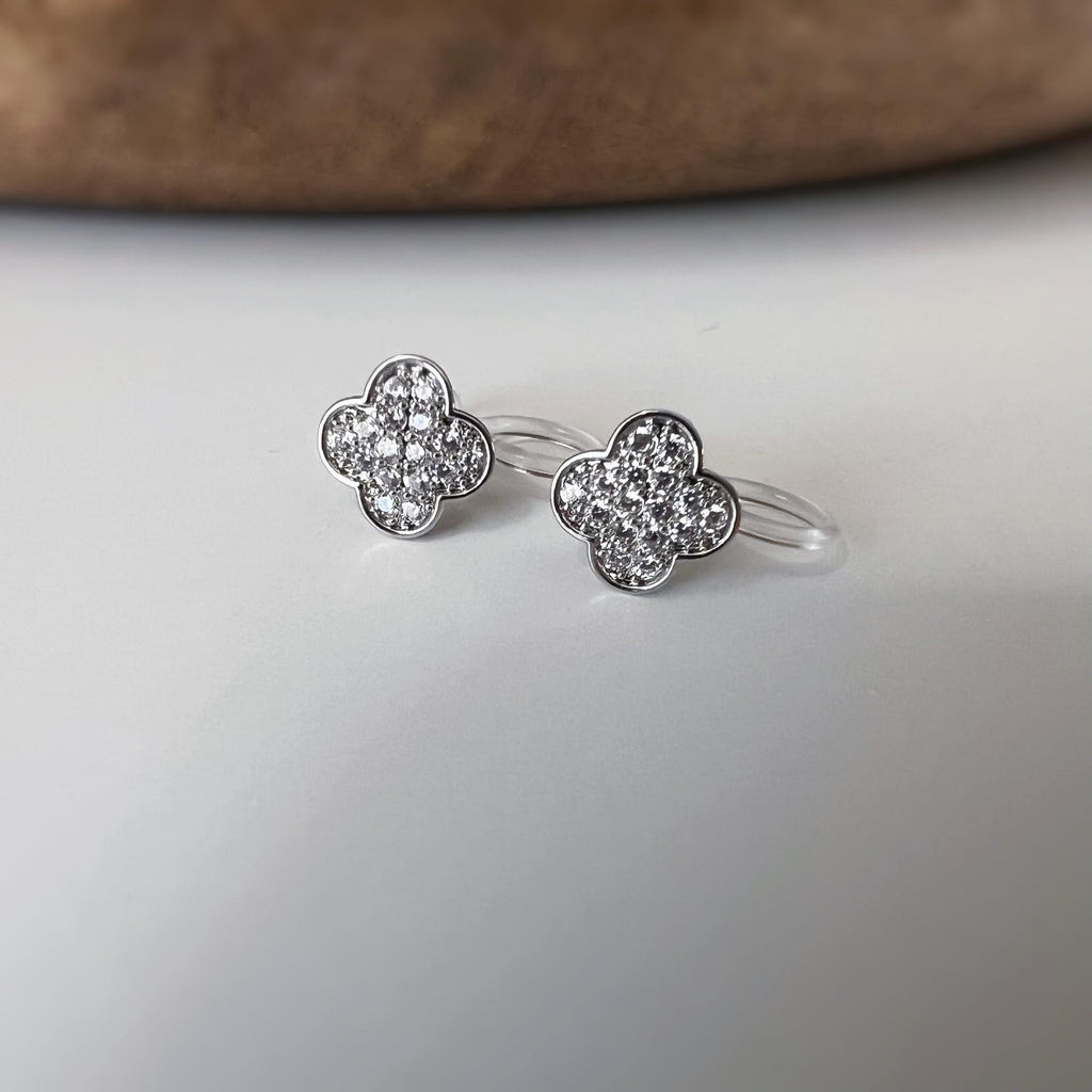 Clips d’oreilles sans perçage fleur strass couleur or et couleur argent – petites boucles clips élégantes en résine transparente