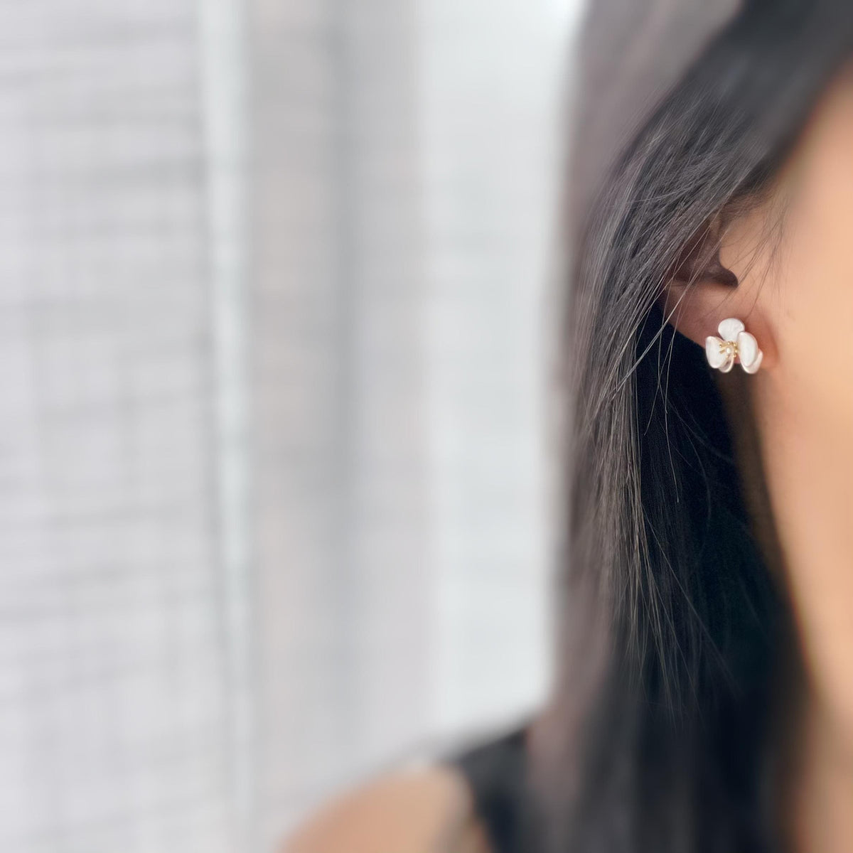 Clips d’oreilles fleur effet crème nacré avec perles – couleur or – Clips d’oreilles sans perçage élégants