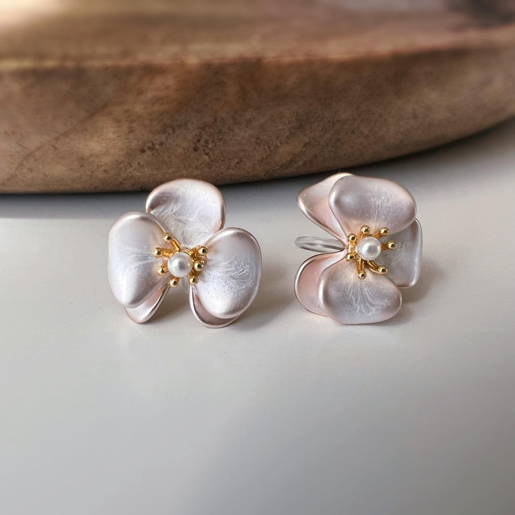 Clips d’oreilles fleur effet crème nacré avec perles – couleur or – Clips d’oreilles sans perçage élégants