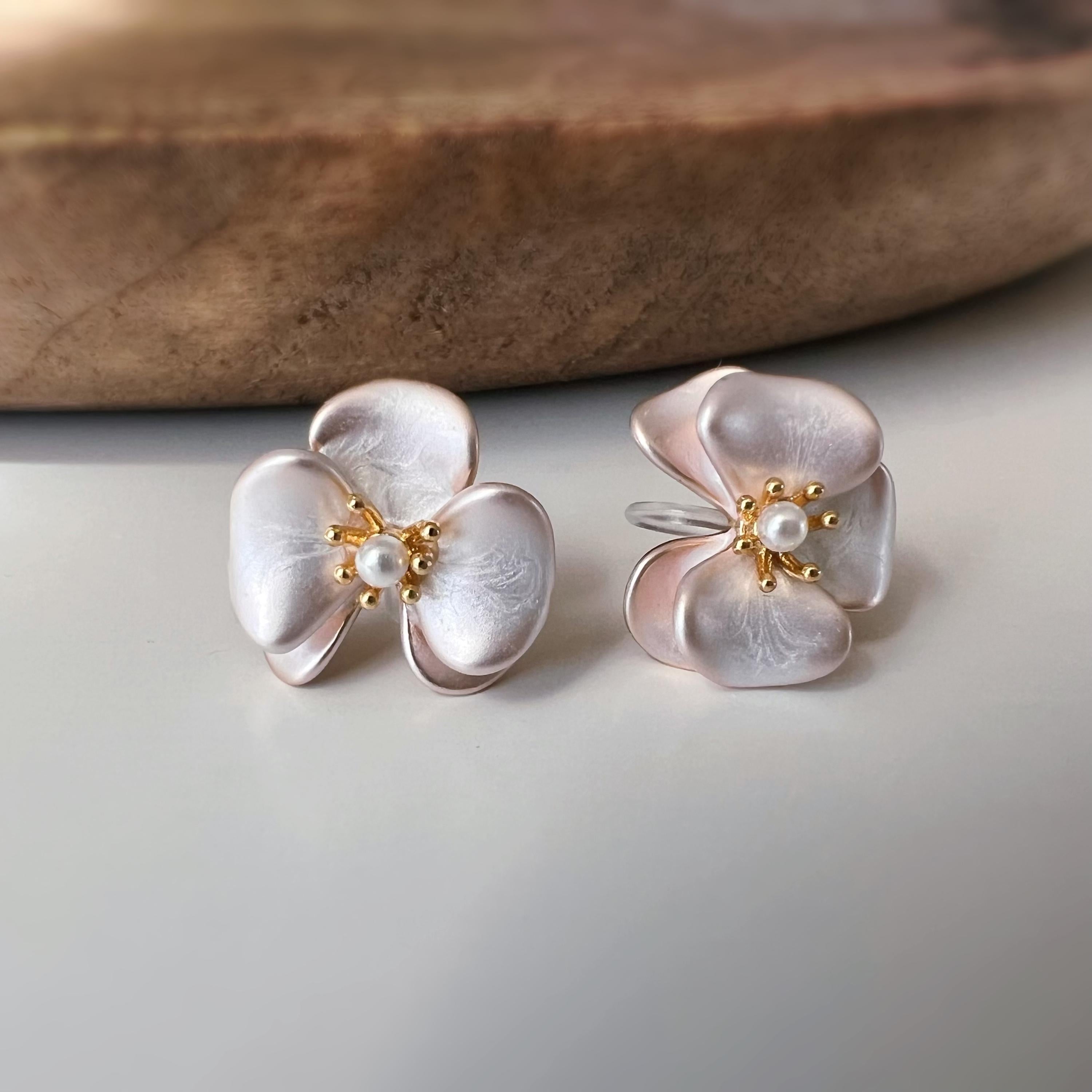 Clips d’oreilles fleur effet crème nacré avec perles – couleur or – Clips d’oreilles sans perçage élégants